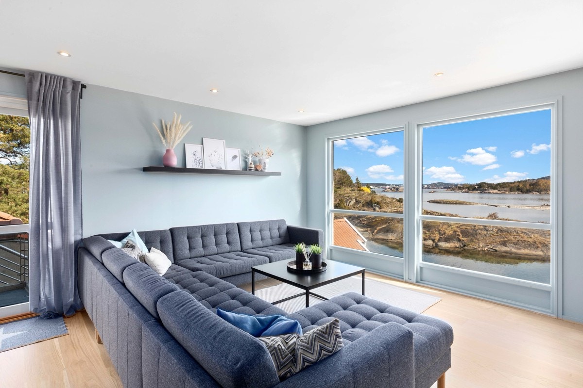 1. etg. - Stue med fantastisk utsikt mot byen og Kilden Galleribilde