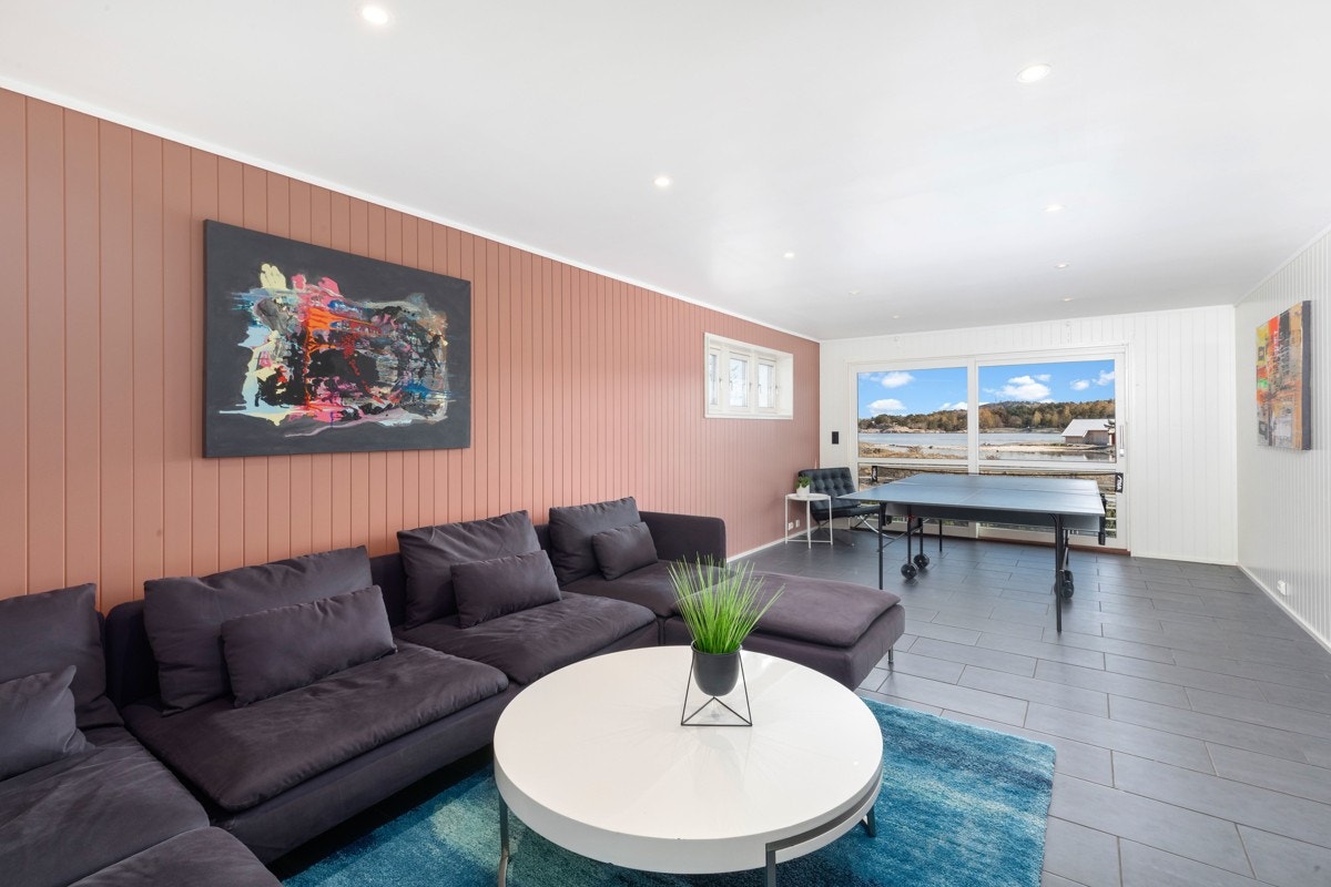 Underetasje - Kjellerstue med god plass til sofagruppe, inngag til stor bod Galleribilde