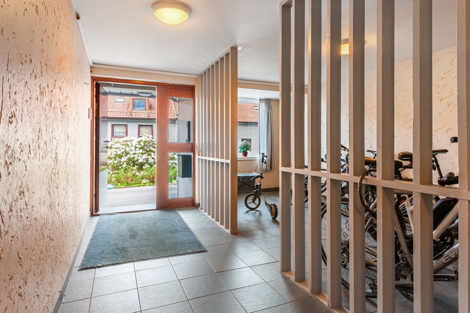 Opparbeidet felles inngangsparti, med mulighet for sykkel parkering. Galleribilde