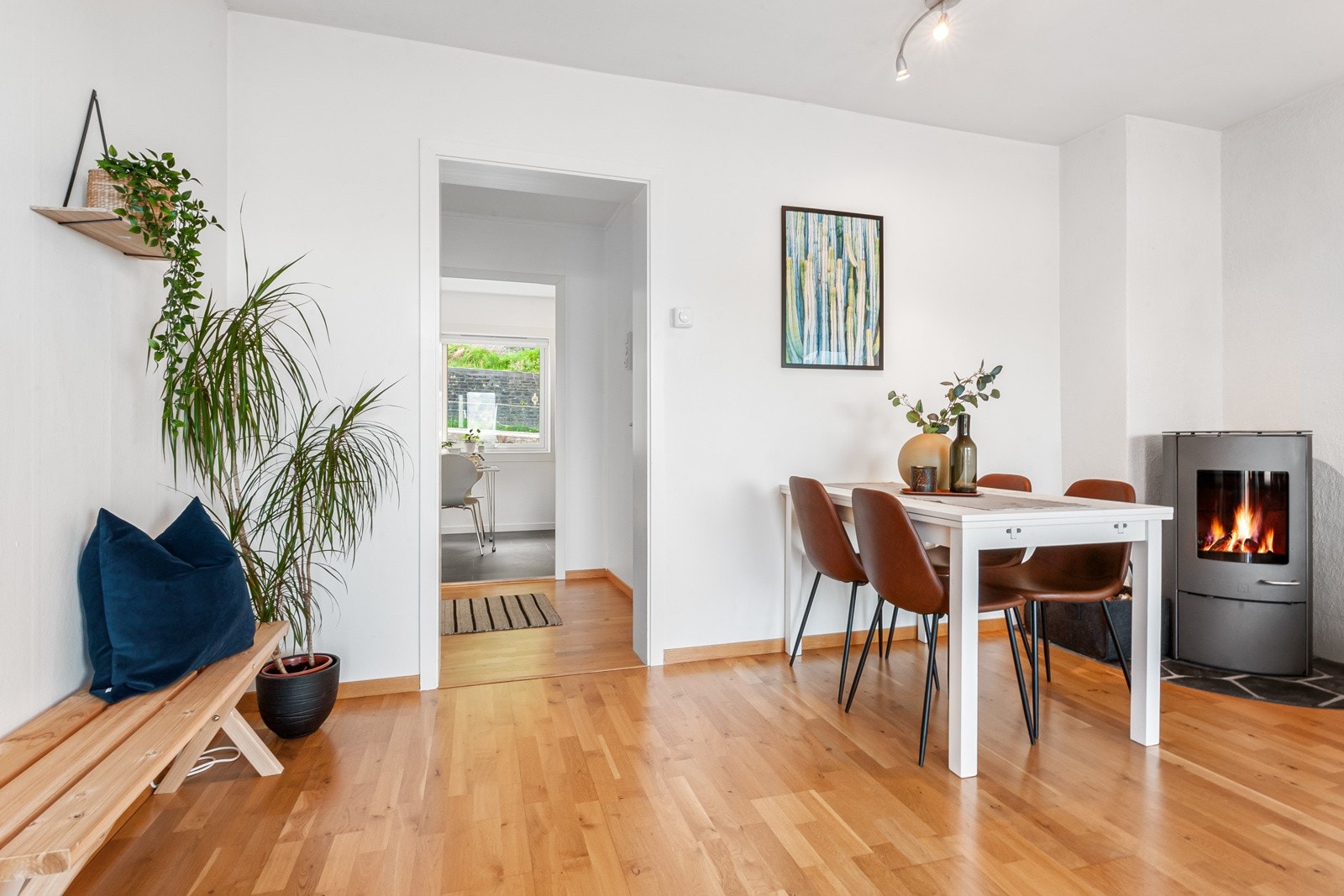 Forøvrig er det også plass til spisebord i stuen. Galleribilde