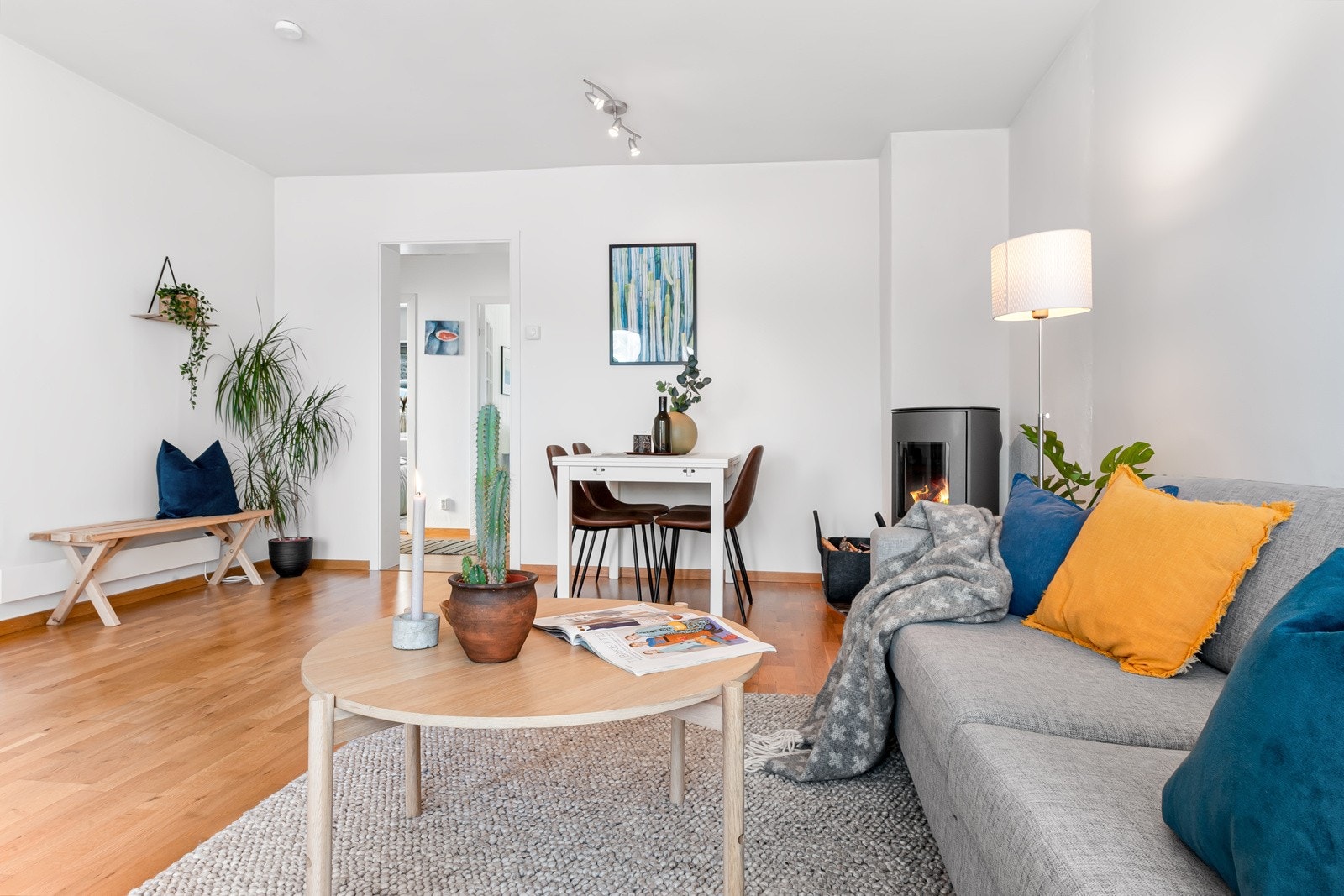 Romslig stue med plass til sittegruppe av god størrelse. Perfekt for besøk av venner og familie. Galleribilde