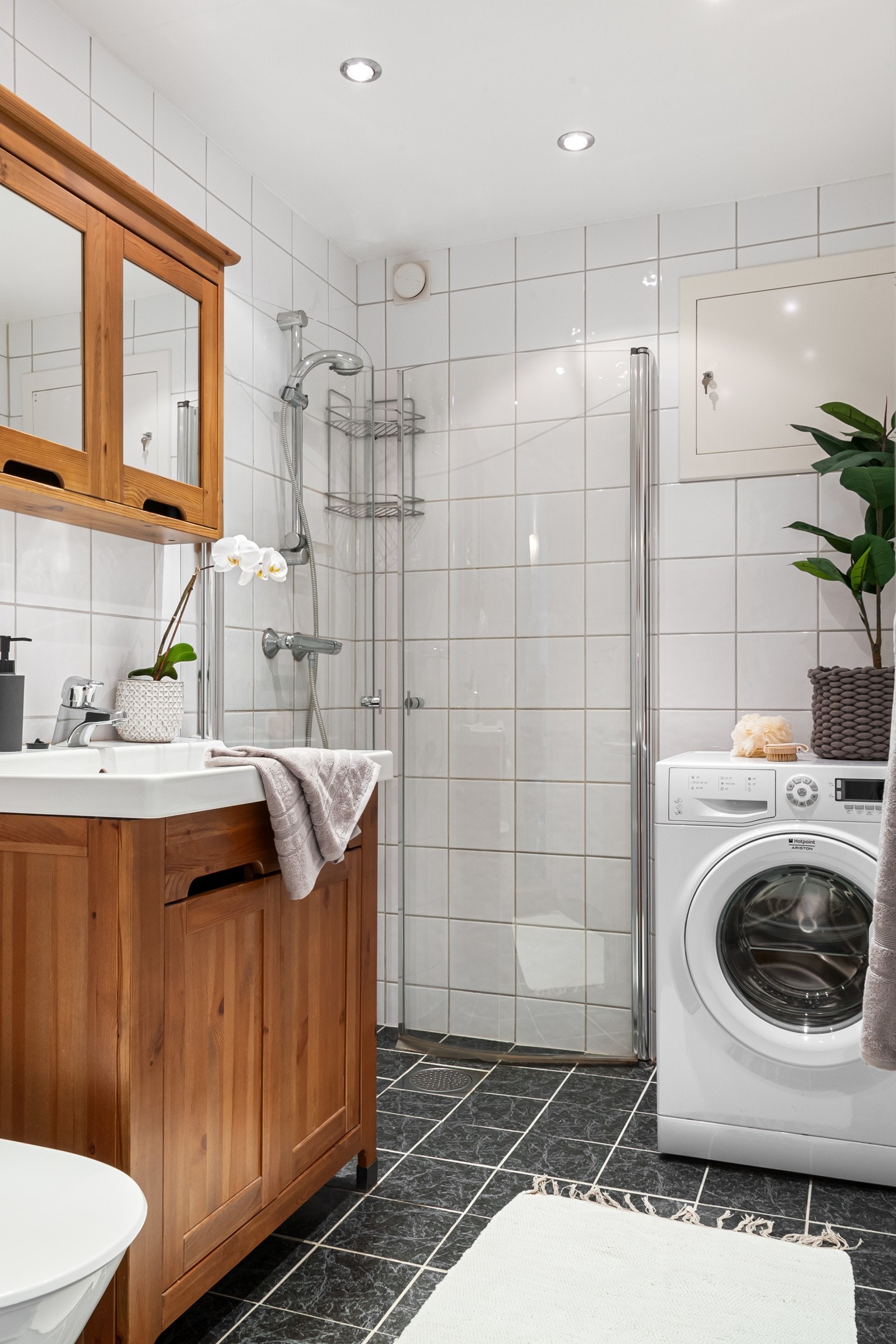 Badet har servant med underskap, dusjhjørne, toalett og vaskemaskin. Galleribilde