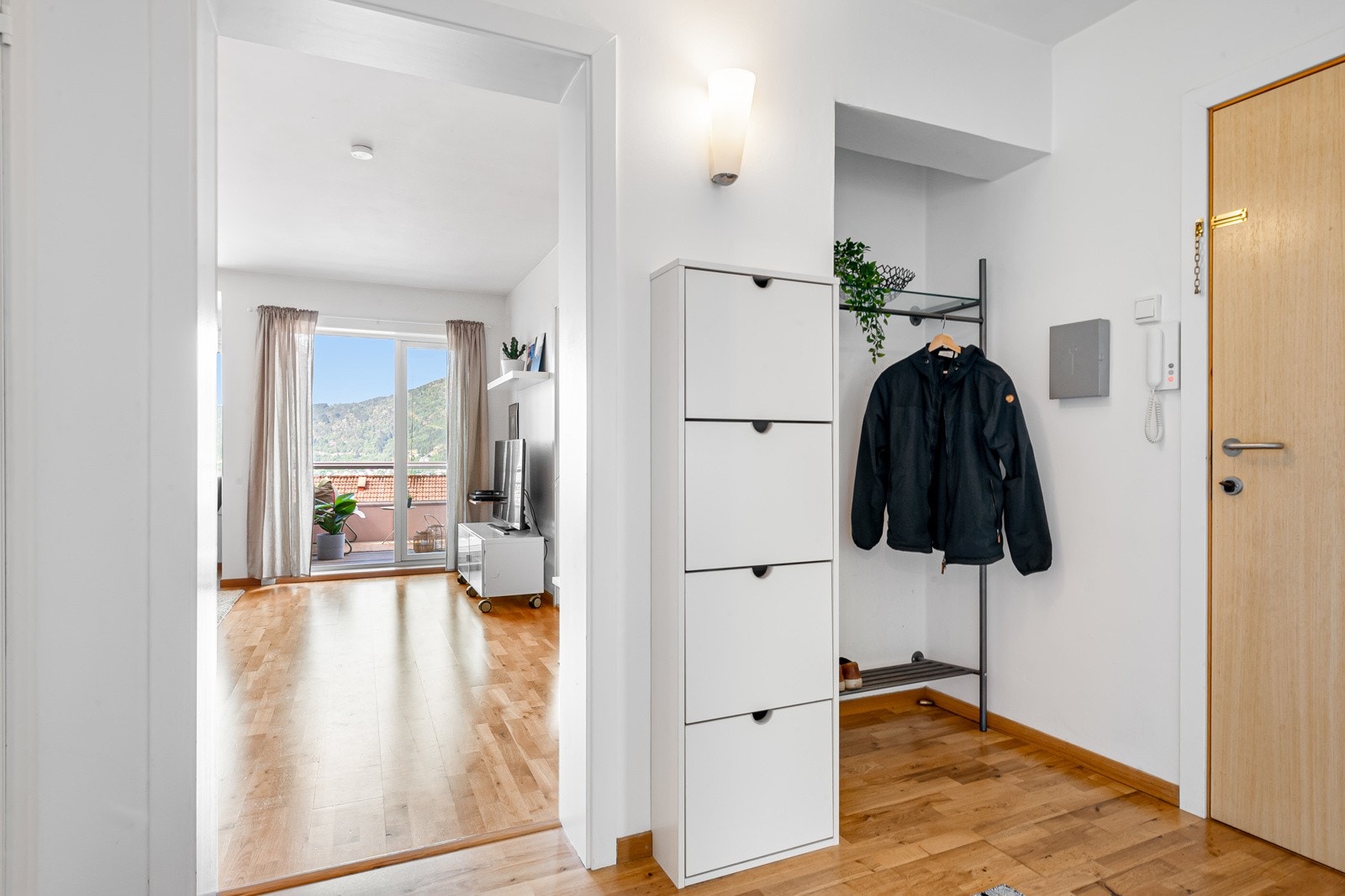 Gangen er på 5,3 m². God plass til oppbevaring av ytterklær og sko i inngangsparti. Galleribilde