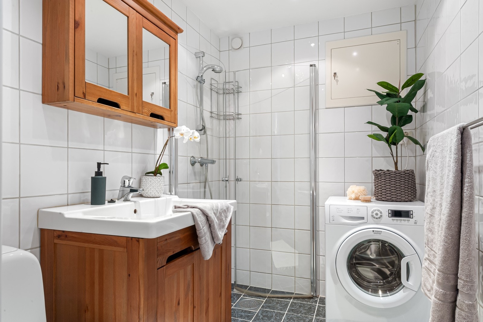 Helfliset baderom på 3,8 m², med varmekabler. Galleribilde