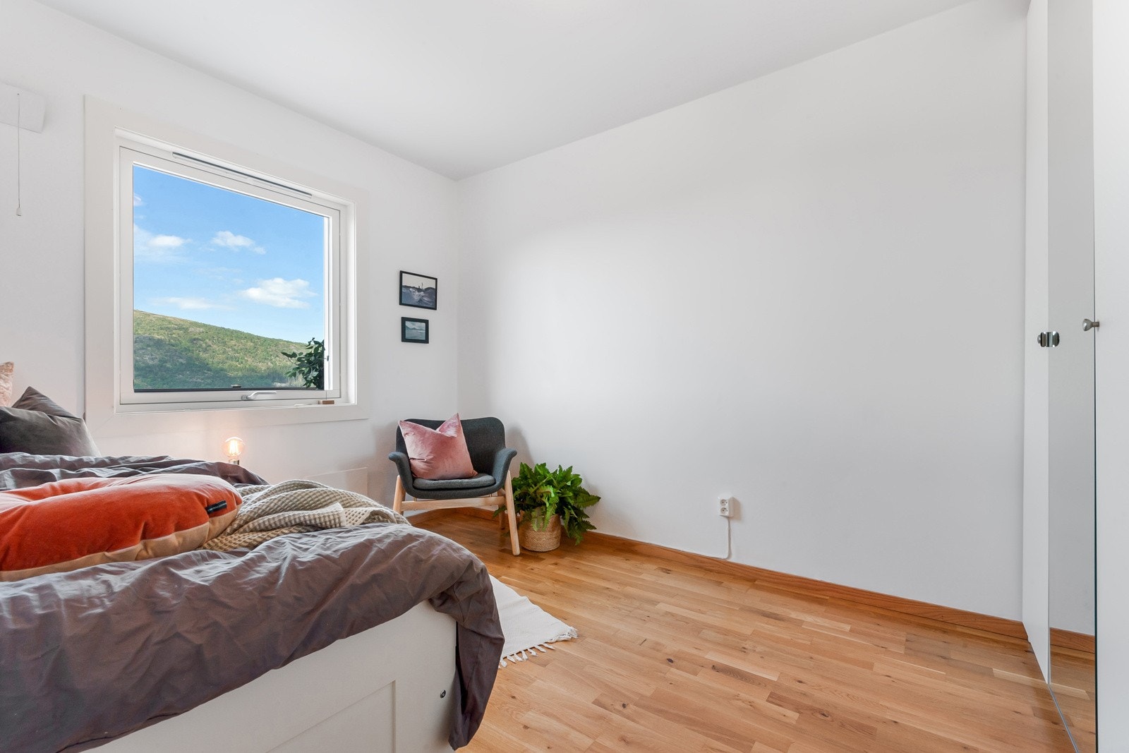 Soverommet er på 10,6 m². Og har god plass til dobbeltseng, og klesskap. Galleribilde