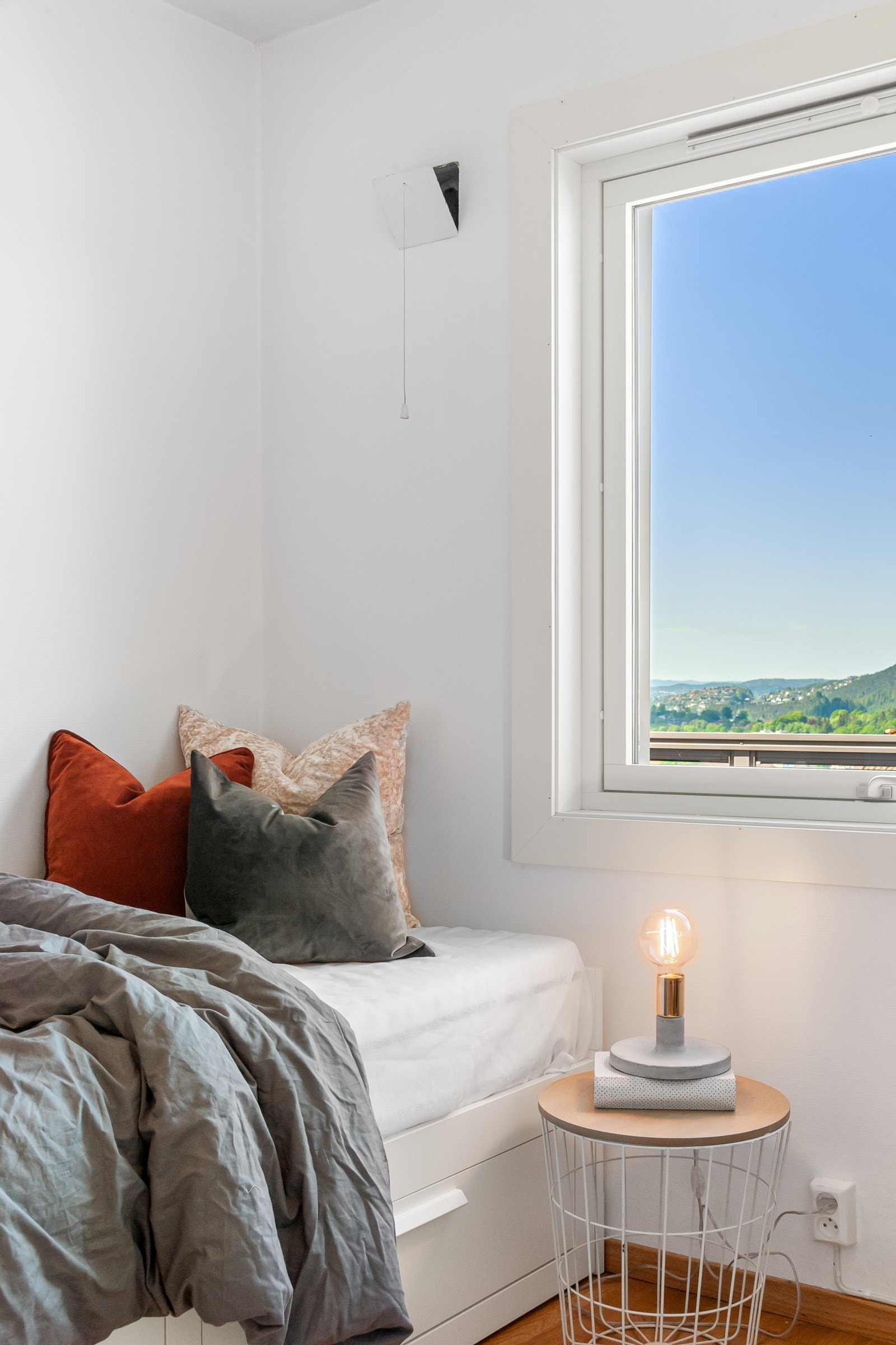Lyst og fint soverom, med fin utsikt. Galleribilde