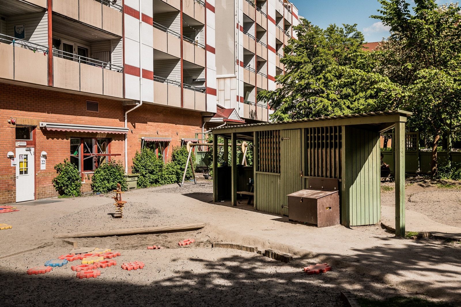 Hyggelig felles bakgård med lekeplass og sittegrupper. Galleribilde