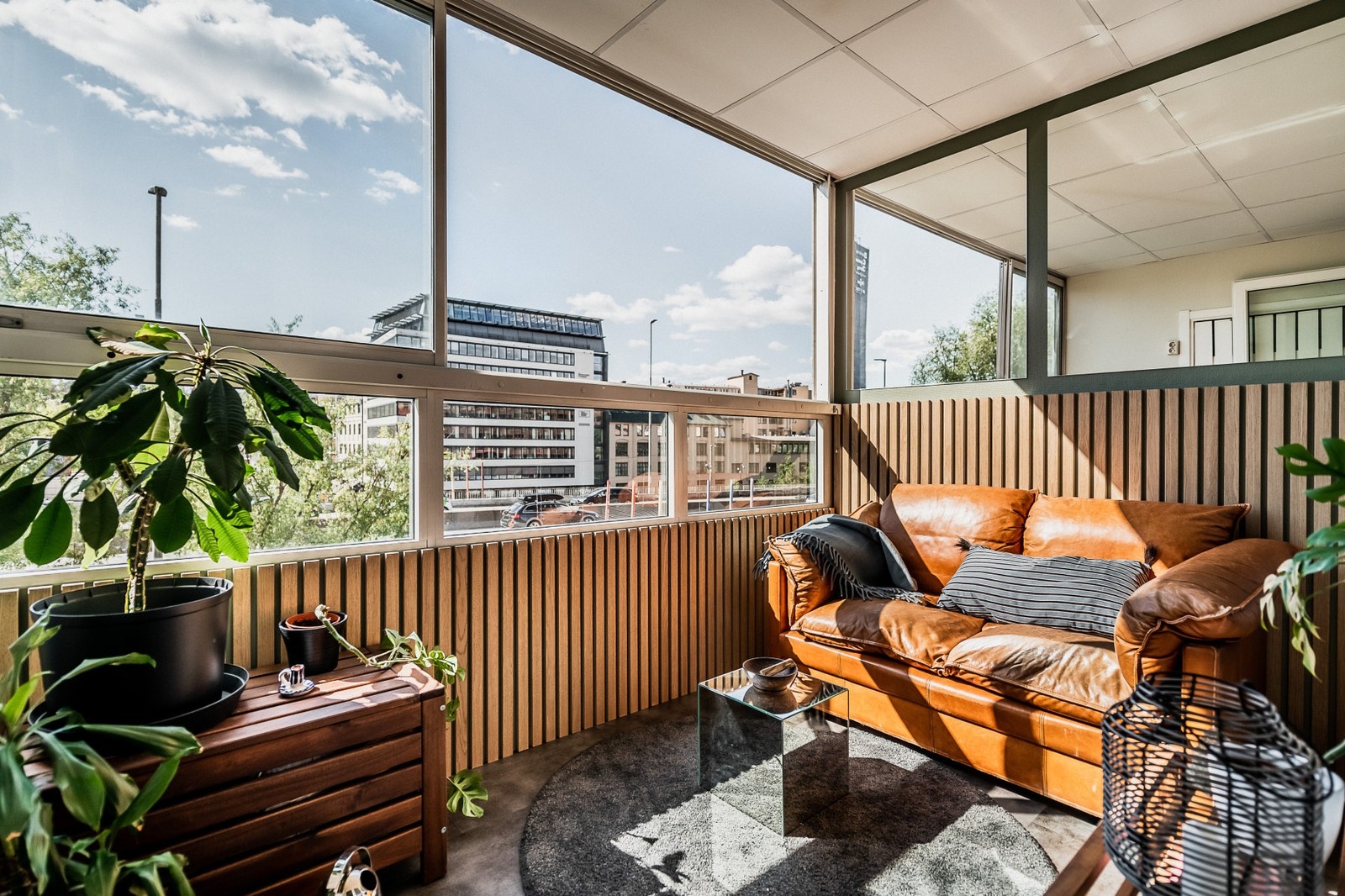 Balkong med romslig areal, bod og gode solforhold. Galleribilde