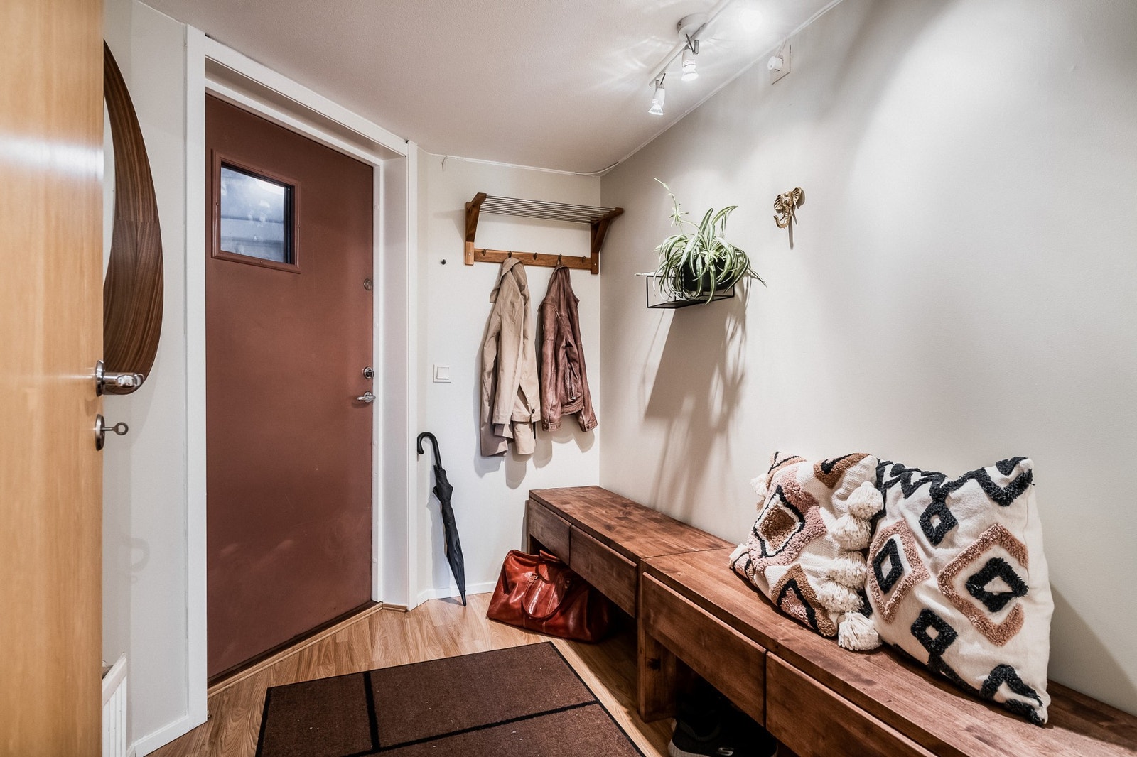 Lys entré med knagger. Galleribilde