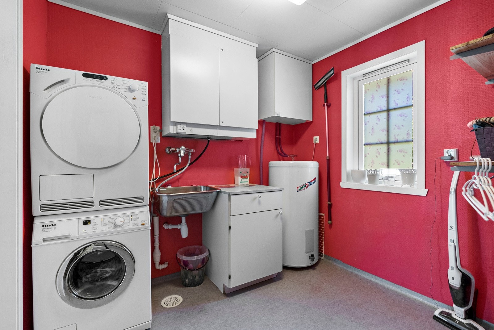 Praktisk vaskerom med egen utgangsdør ut på tunet Galleribilde