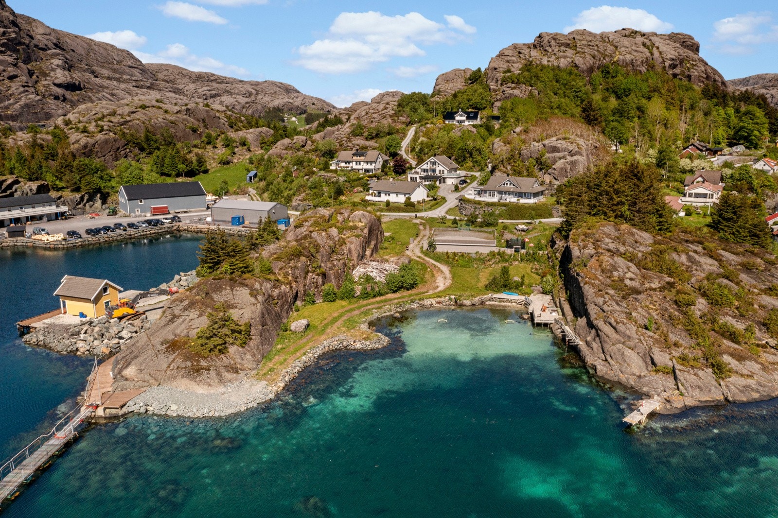 Like ved boligen ligger fellesområde for byggefeltet - Dette er pent opparbeidet med bla. ballbinge, lekeplass og badestrand Galleribilde