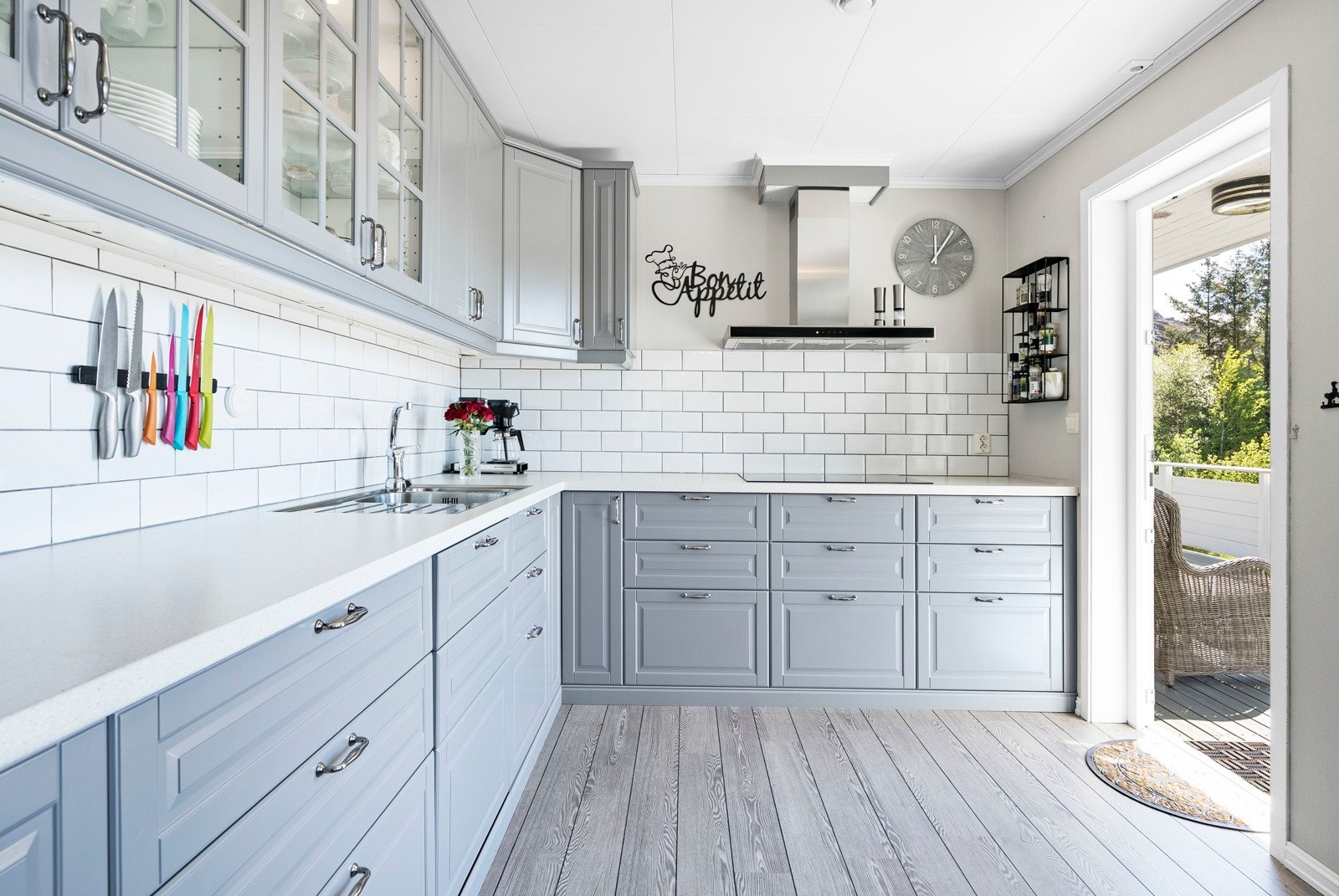 Fra kjøkkenet er det egen utgang til terrassen fremfor boligen Galleribilde