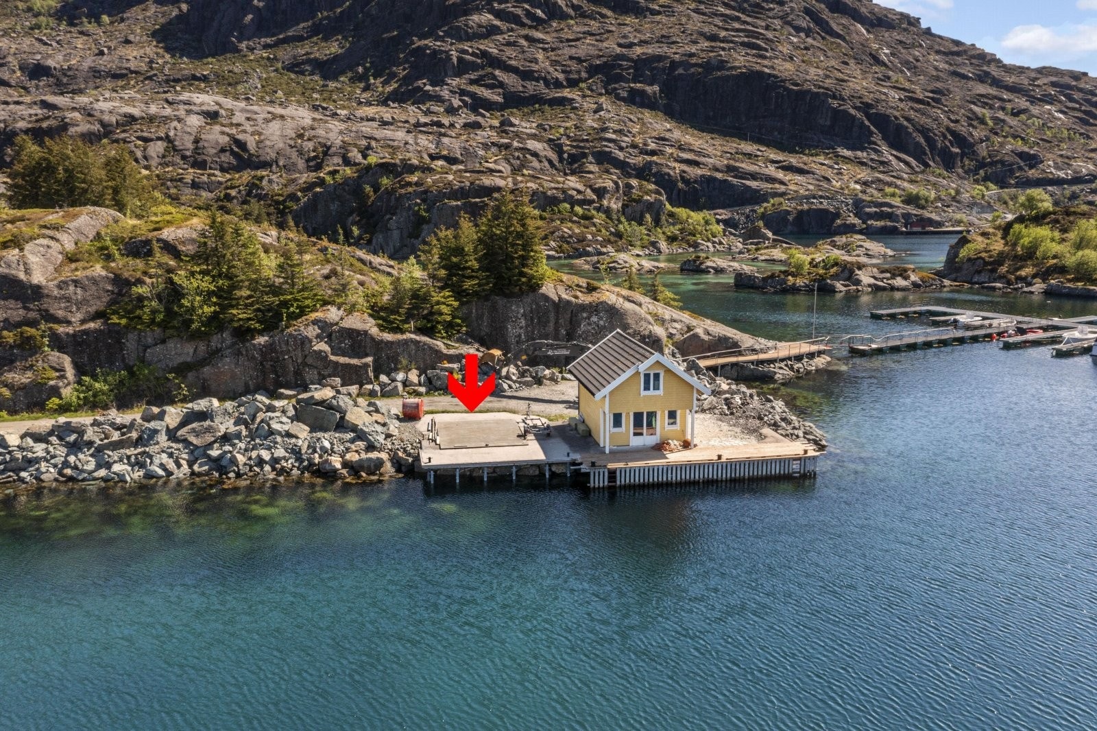 Medfølgende eiendommer er det en naustetomt - Her har det tidligere vært godkjent for oppføring av tilsvarende sjøbu til høyre i bilde Galleribilde