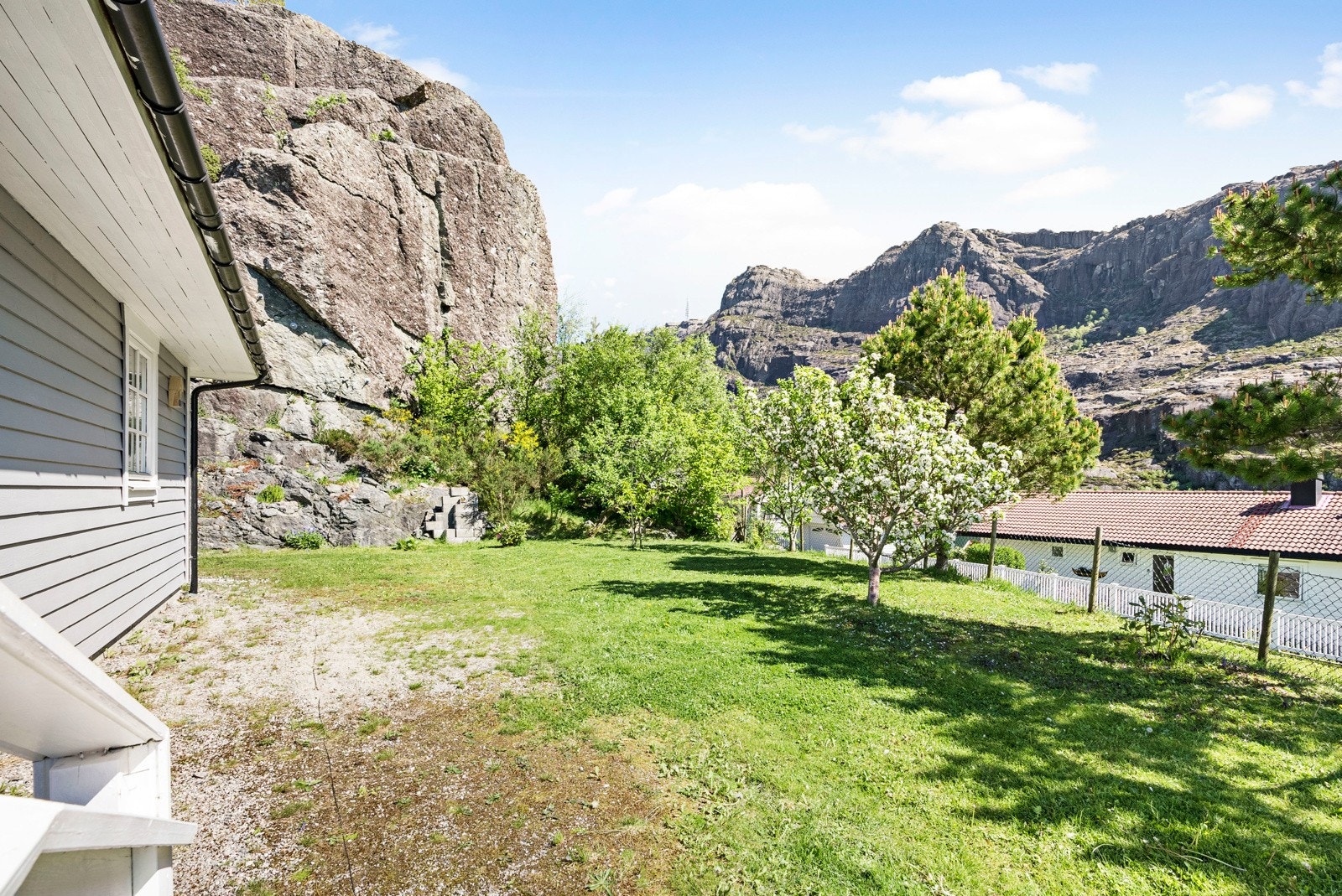 Hagen mot øst - Pent opparbeidet med plen, hekk og div. beplantning Galleribilde