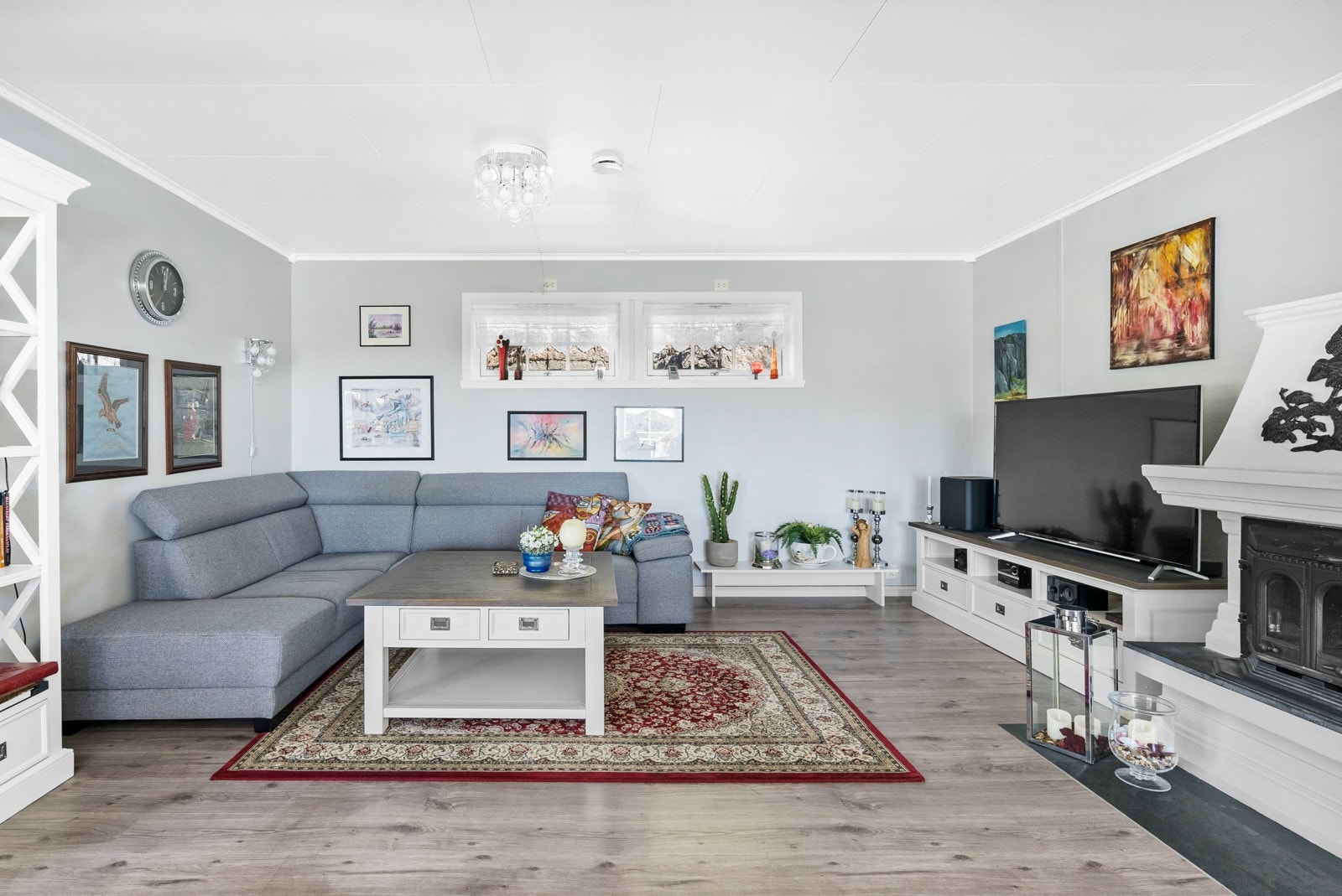 Sofakrok med peis, det er også montert luft til luft varmepumpe Galleribilde