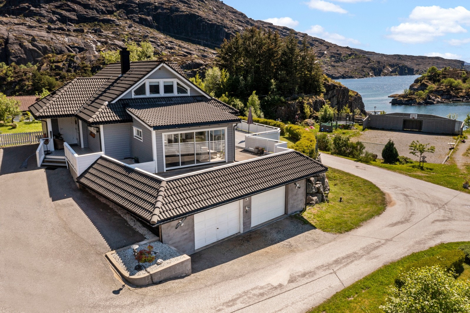 Eiendommen ligger fint til i etablert boligområde i bygda Eide i Solund kommune Galleribilde