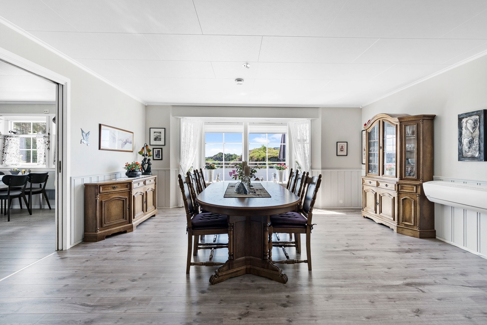 Spisestue med flott utsikt sørover mot fjorden Galleribilde