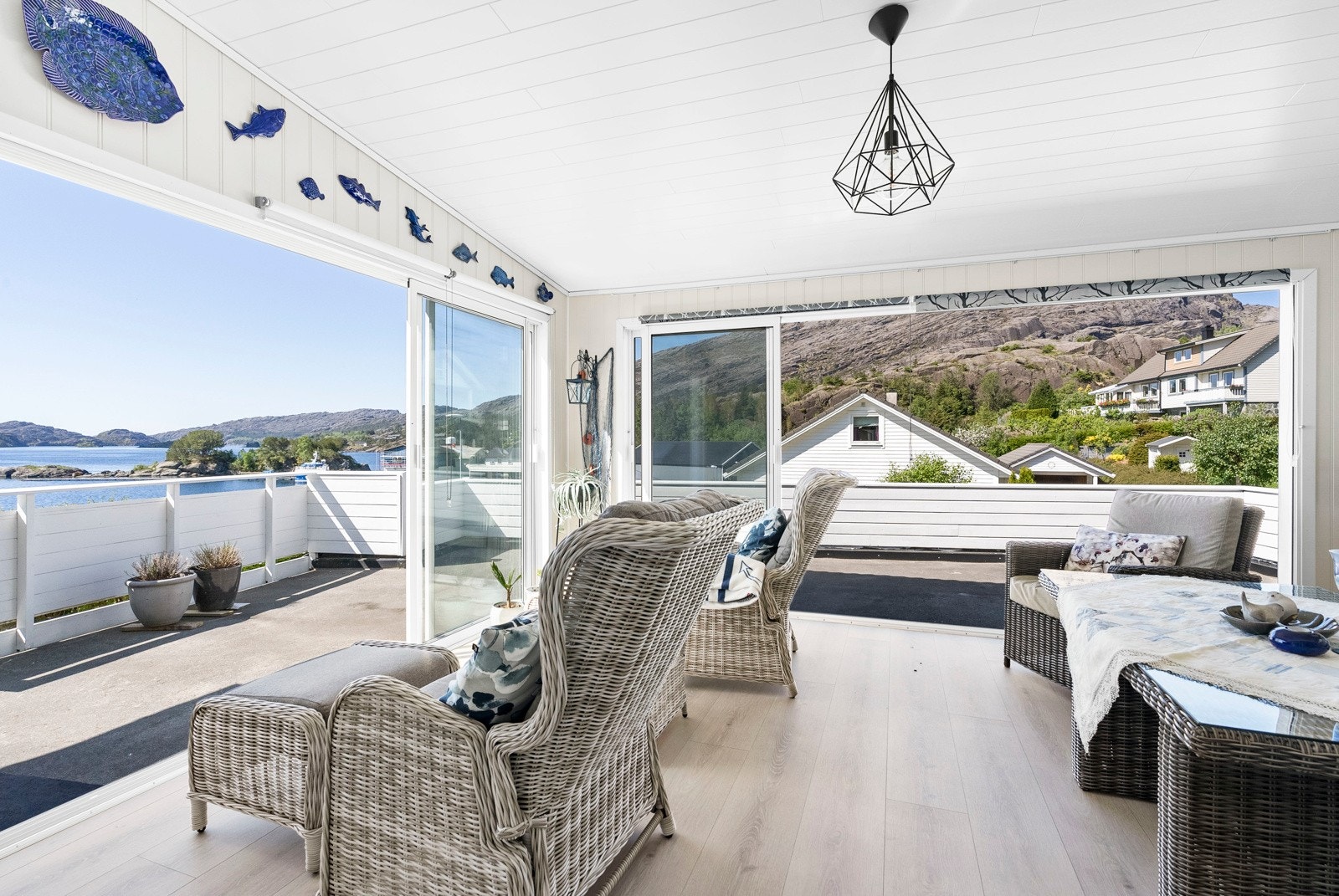 Vinterhagen har tilkomst fra stua på hovedplan og terrassen som går rundt boligen Galleribilde