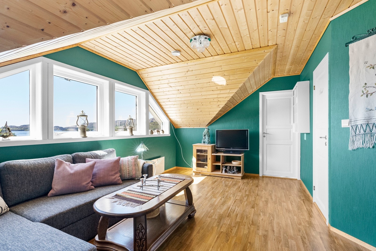 Loftstue med plass til sofa - Her er det tilkomst til de to soverommene, bad og bod Galleribilde