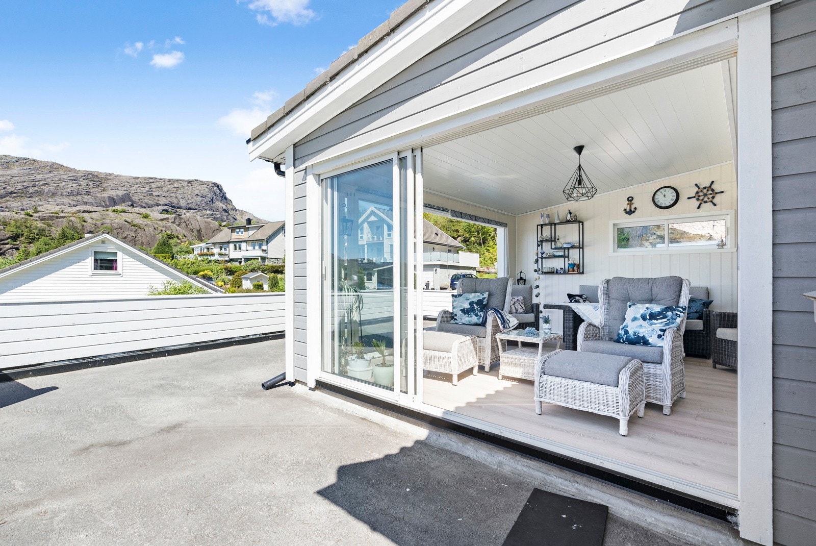 Vinterhagen har glassvegger som kan åpnes opp i fasade mot sør og vest - Her kan man nyte kveldssola til ca. kl.22.00 Galleribilde