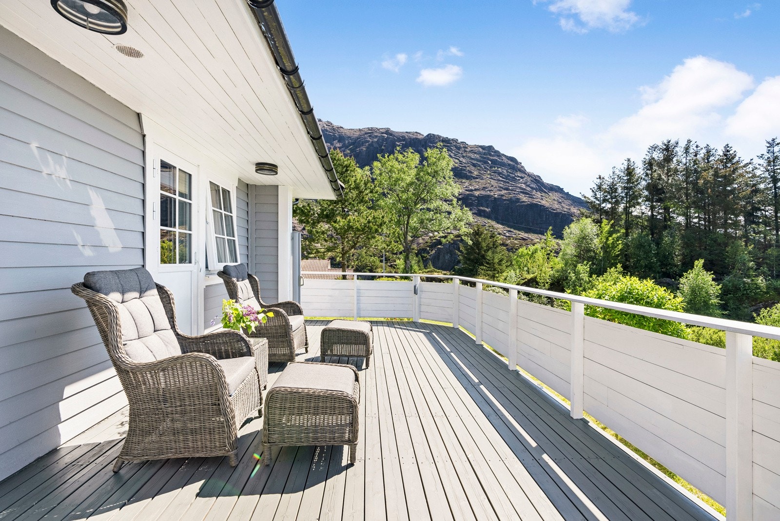 Terrassen i tilknytning til kjøkkenet, videre tilkomst til hagen Galleribilde