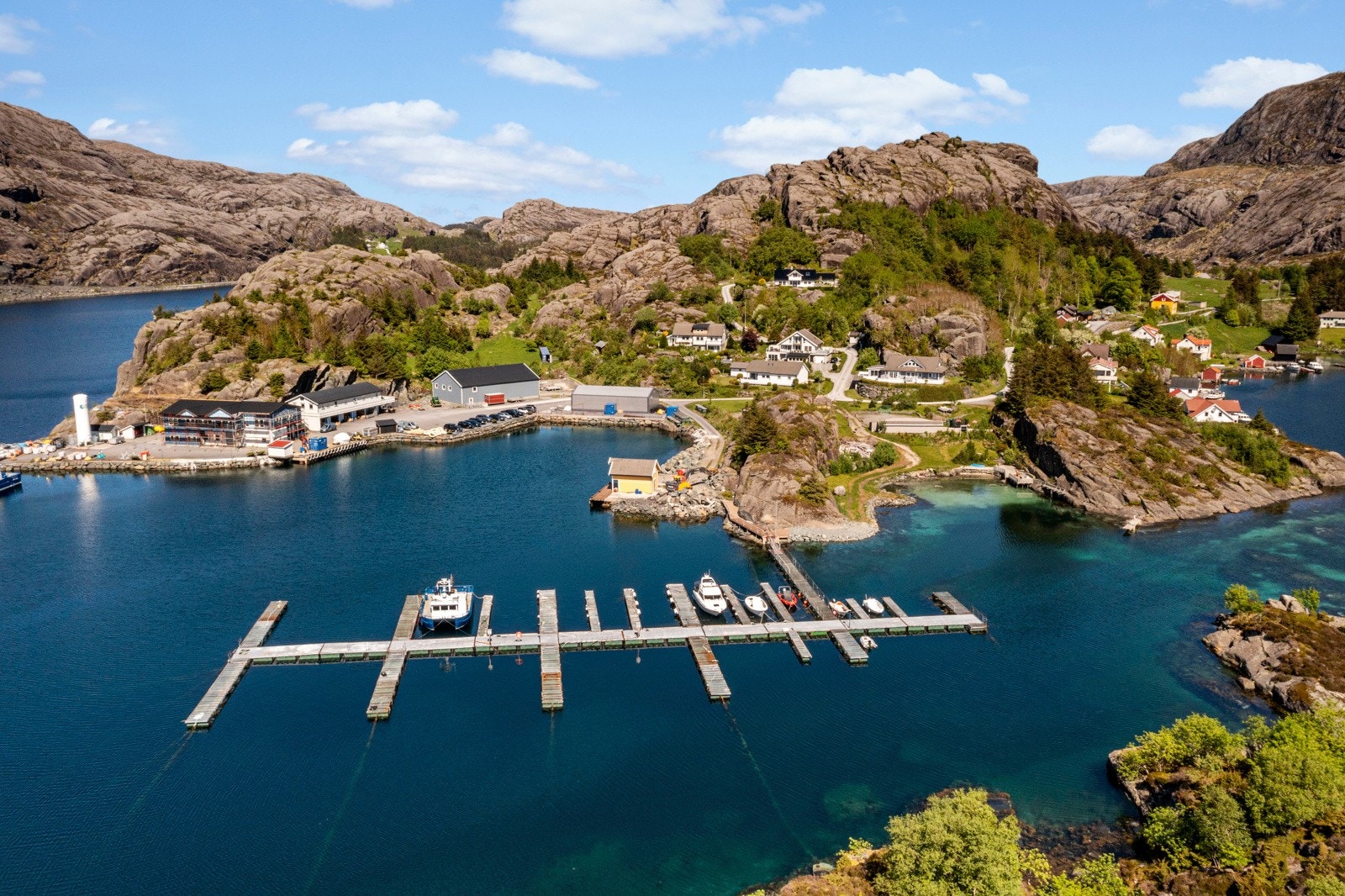 Småbåthavna ligger like nedenfor boligen Galleribilde