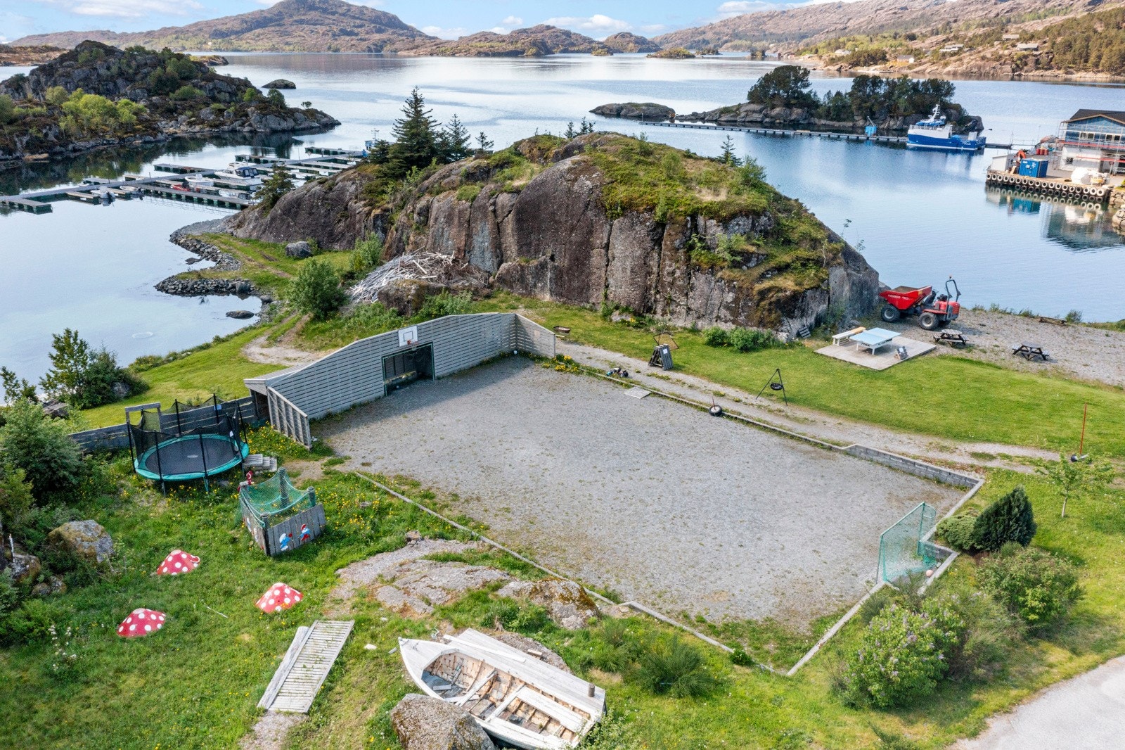 Like ved boligen ligger fellesområde for byggefeltet - Dette er pent opparbeidet med bla. ballbinge, lekeplass og badestrand Galleribilde