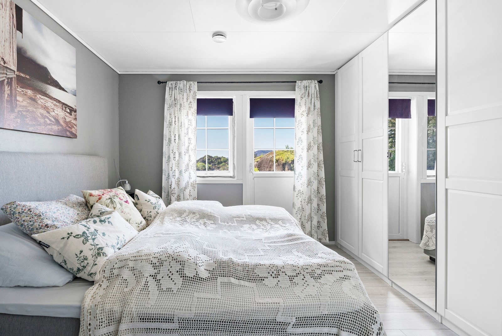 Hovedsoverom i 1.etg. - Boligen er innredet med i alt 4 soverom, 2 på hvert plan Galleribilde