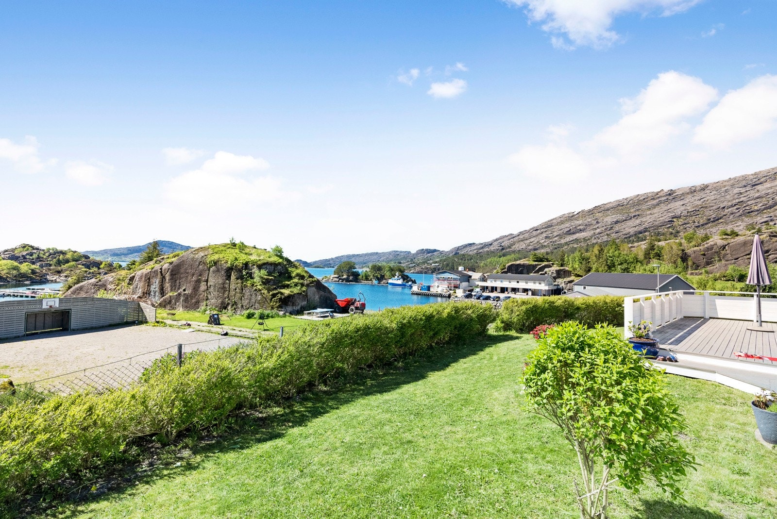 Hage mot sør - Flott utsikt mot fjorden Galleribilde