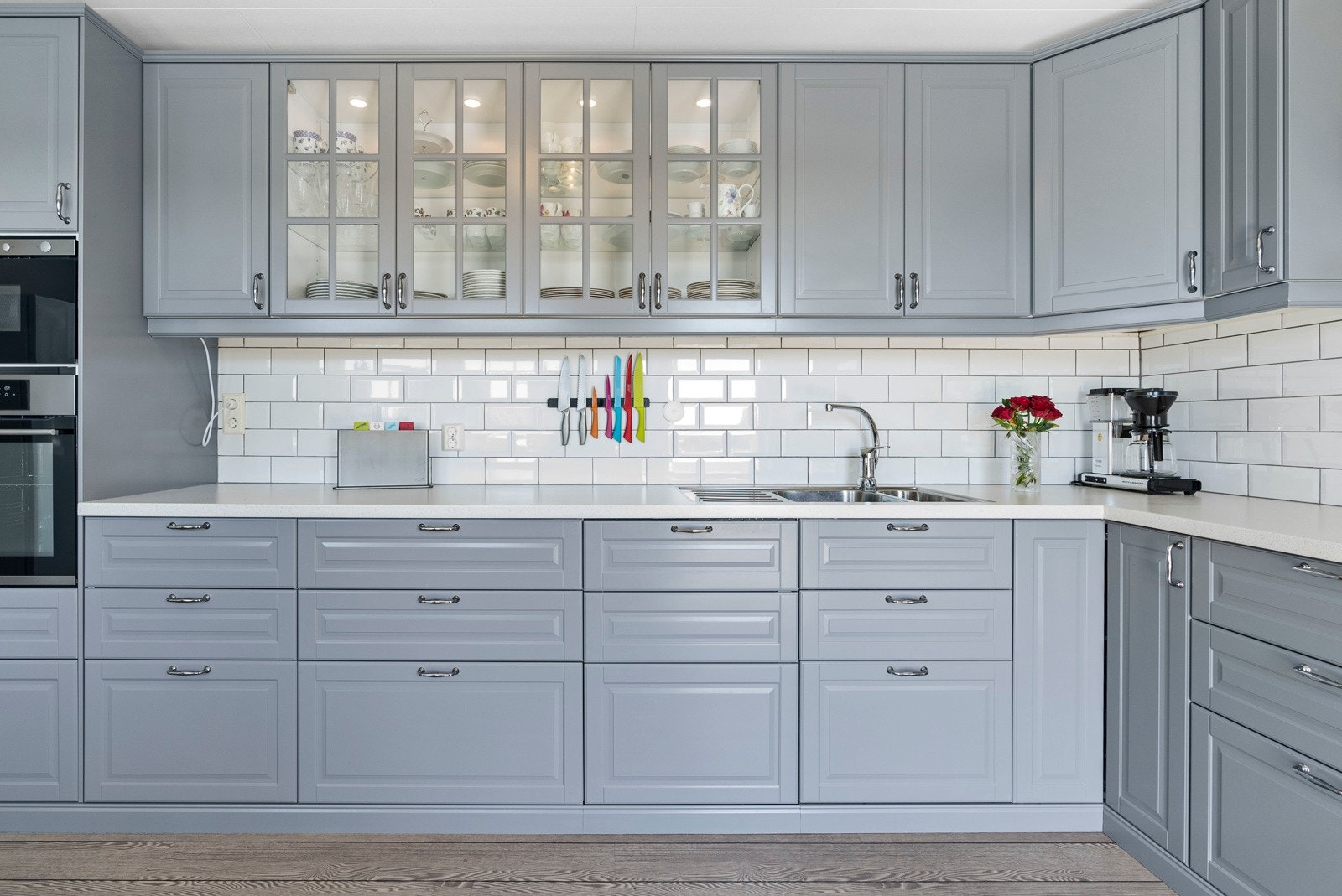 Tidløs innredning med mye skap- og benkeplass Galleribilde