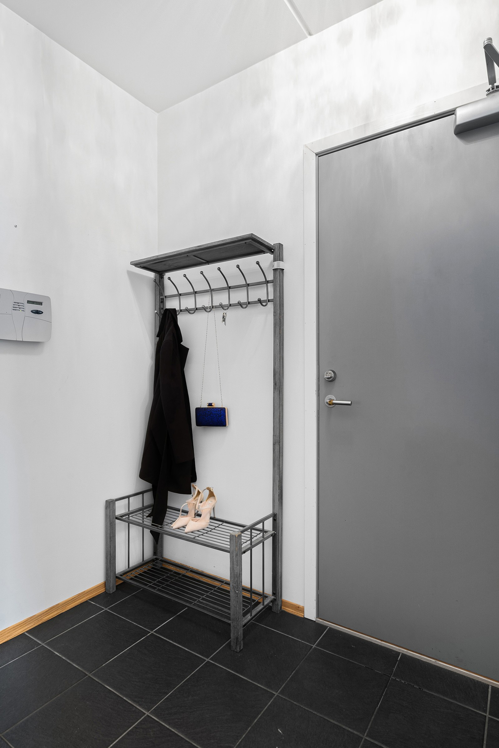Flislagt entre med plass til oppbevaring av yttertøy og sko