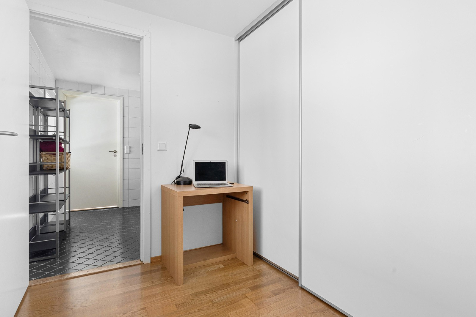 Soverommet er romslig og har stor skyvedørsgarderobe