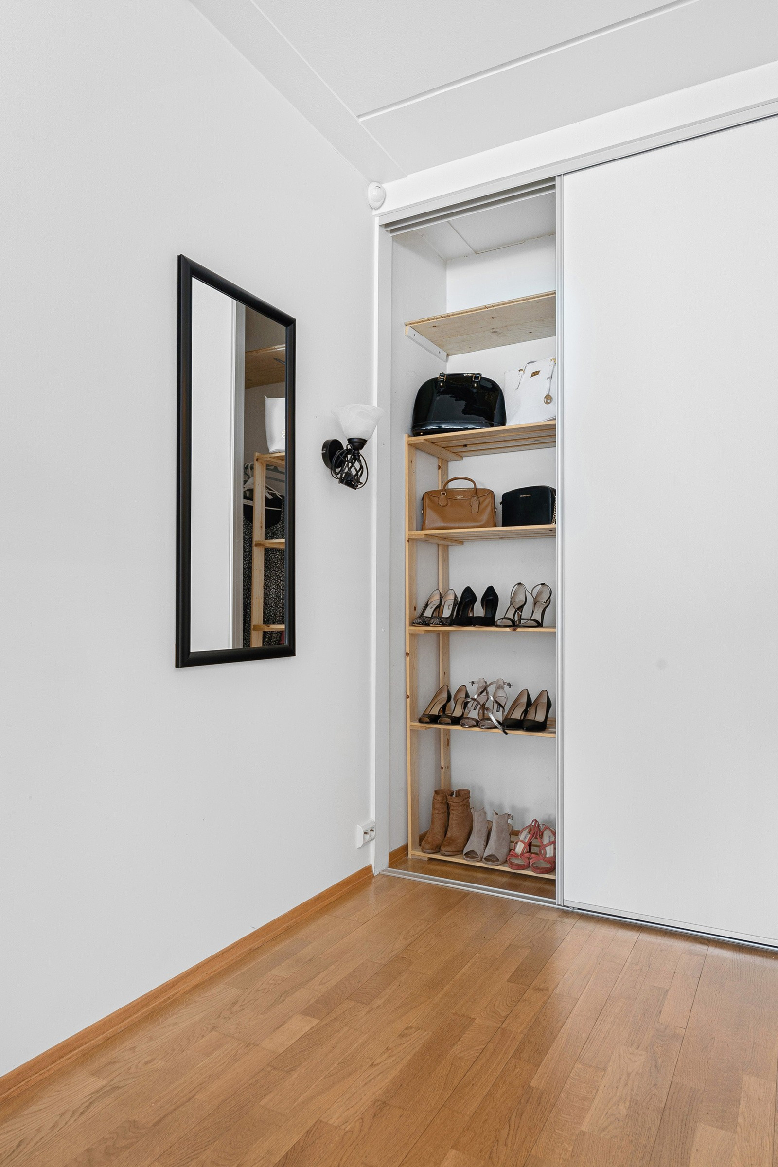 Hall med skyvedørsgarderobe