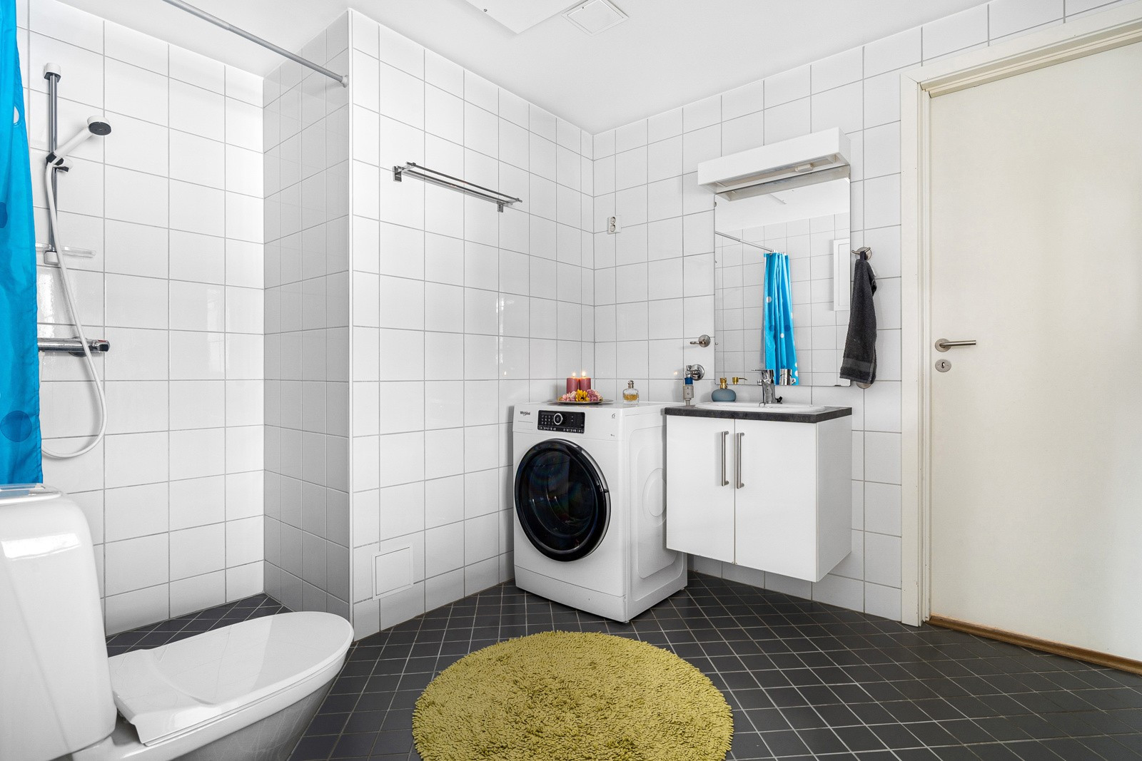 Stort bad/ vaskerom med moderne materialvalg