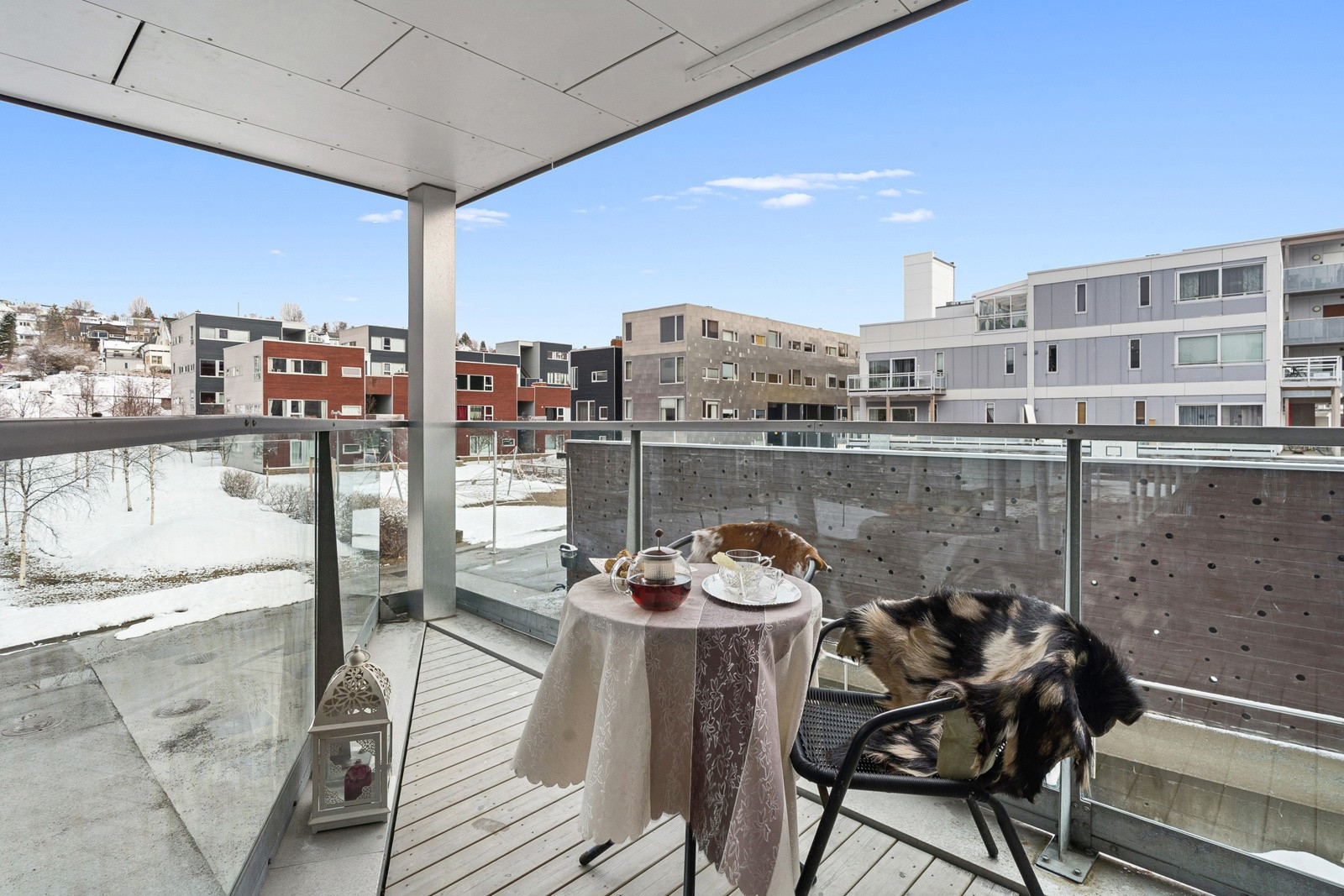 Lun og trivelig veranda med plass til møblement