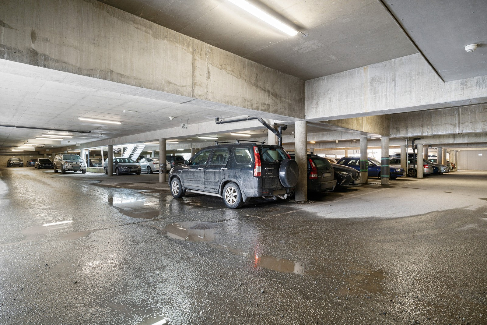 Fast parkering i garasje og sportsbord på inngangsplan