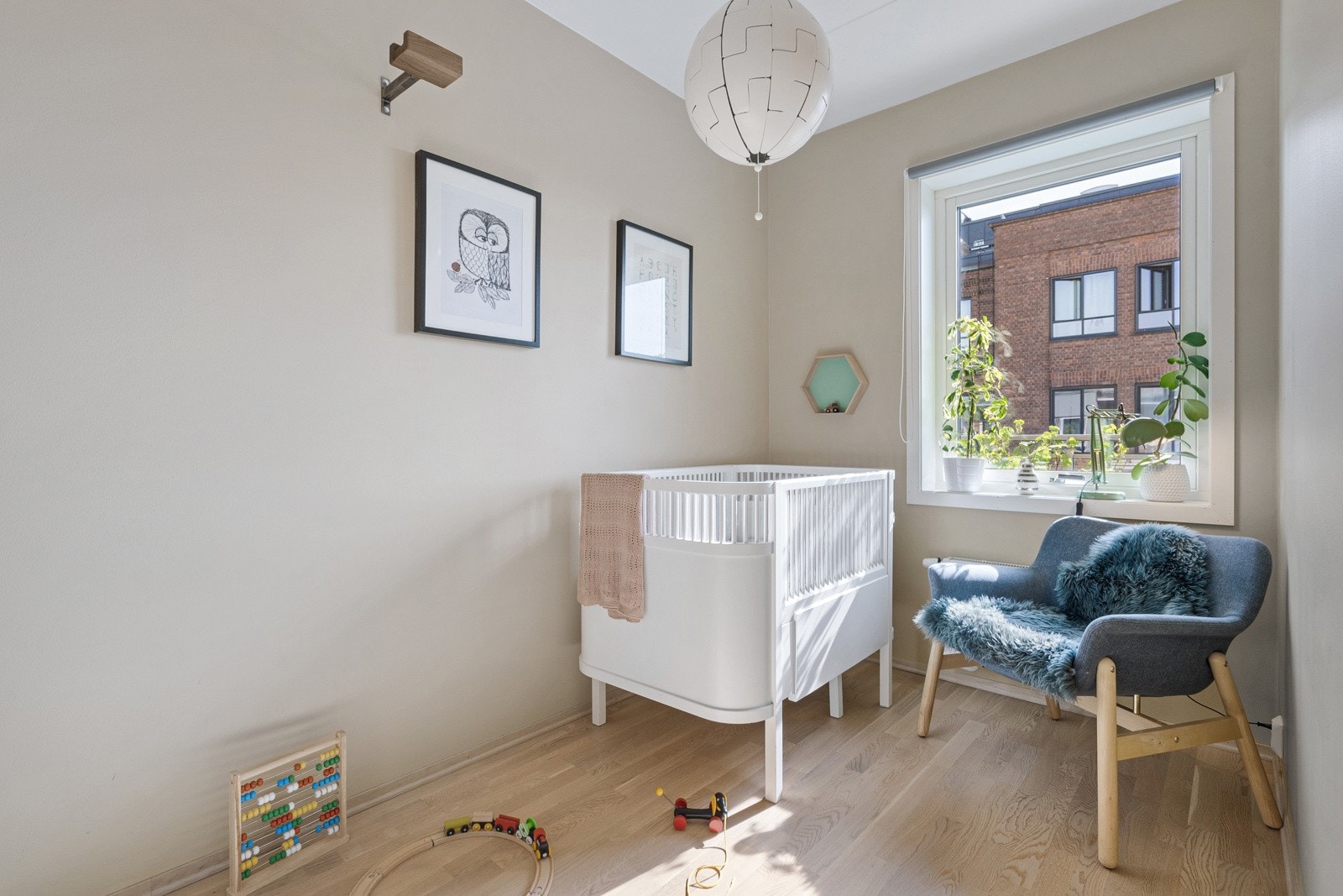 Soverom 2: Dette er også et flott soverom som egner seg ypperlig som barnerom, gjesteværelse eller hjemmekontor - alt etter ønske og behov! Galleribilde