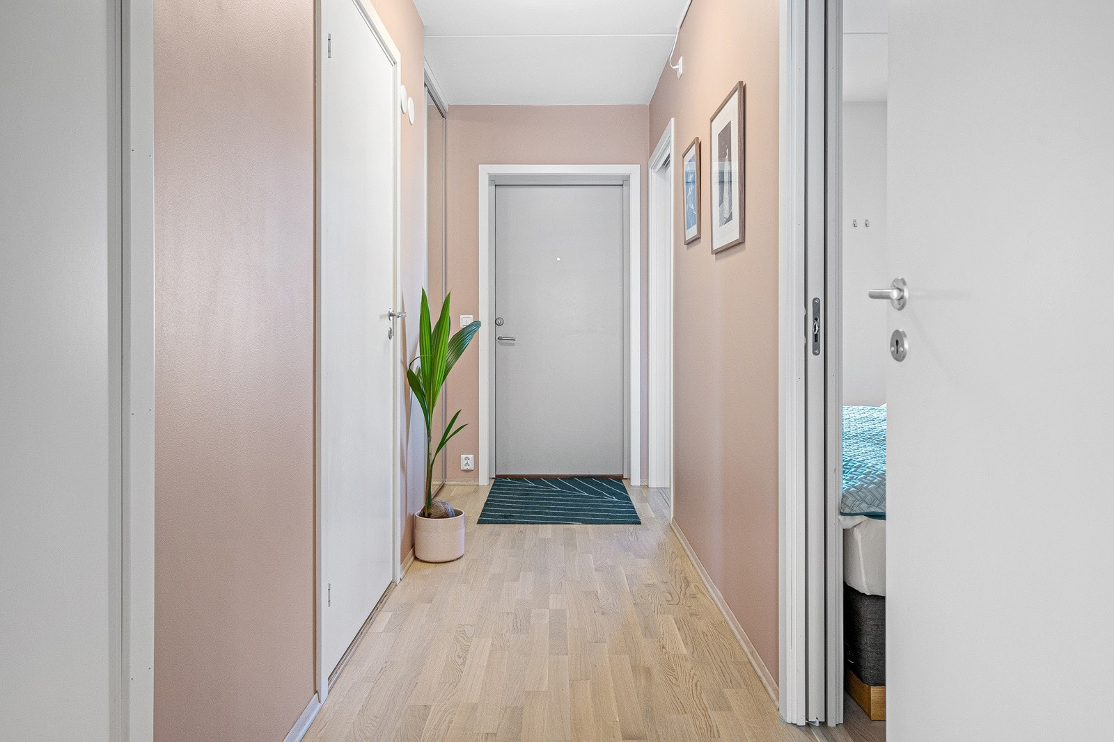 Innbydende entré som gir et velfortjent godt førsteinntrykk av leiligheten. Galleribilde