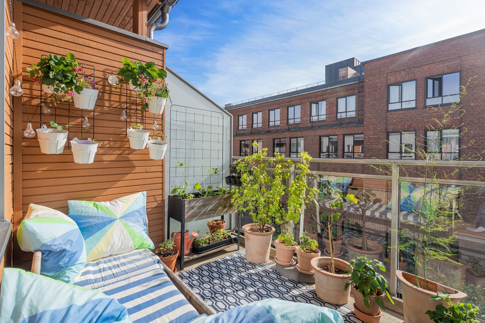 Fra stue/kjøkken er det utgang til en herlig, sydvestvendt balkong på ca. 6,7 kvm med god plass til utemøblement, grill og planter. Galleribilde