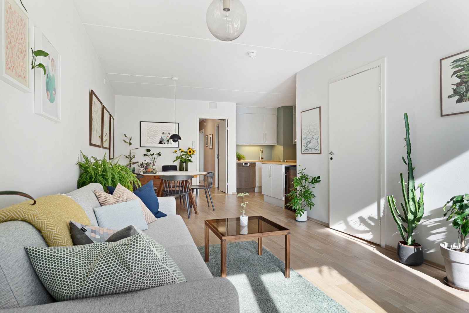 Bygget er fra 2012 og leiligheten holder en generelt god standard. Galleribilde