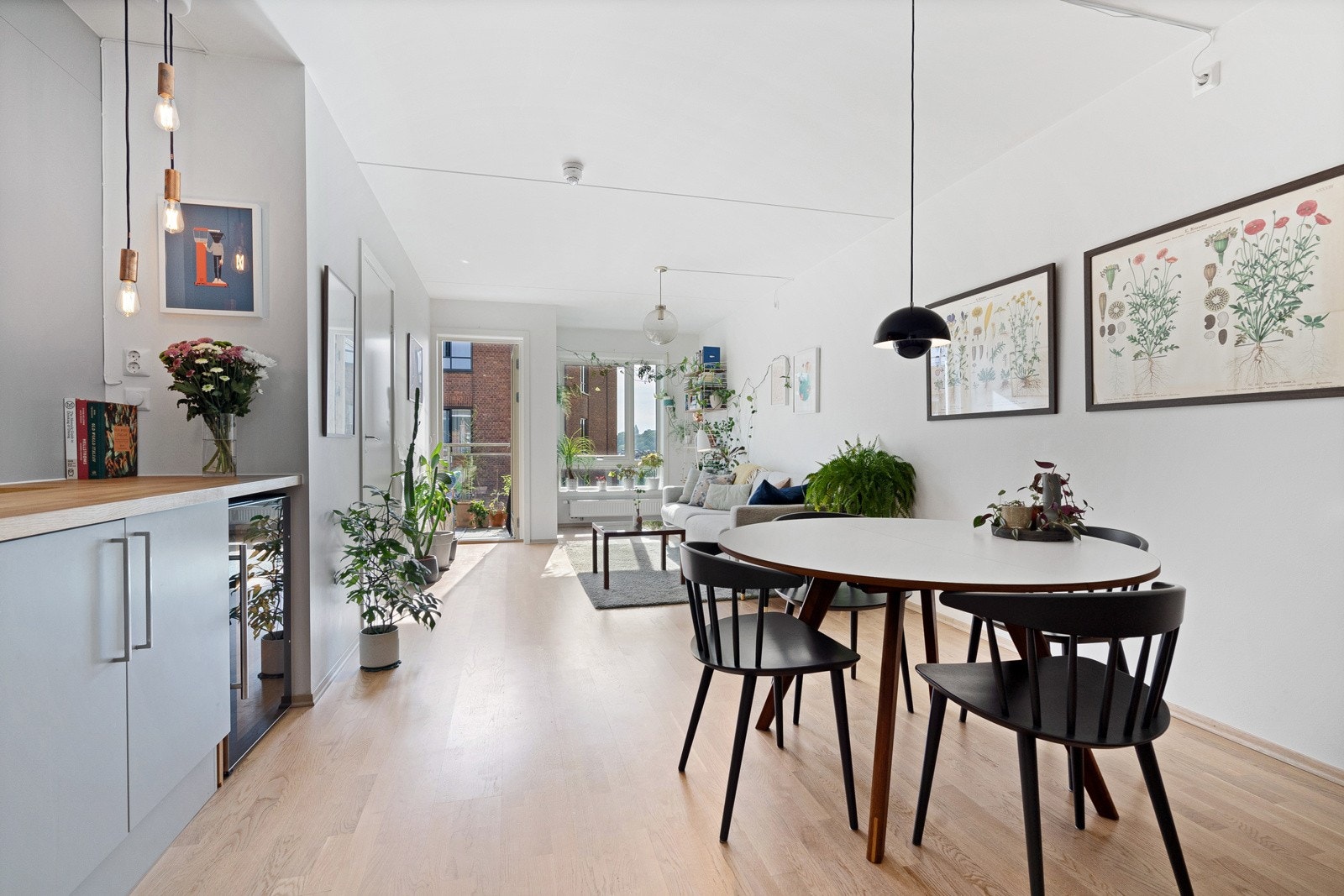 Velkommen til en flott og innholdsrik selveierleilighet som ligger høyt og fritt i 5.etasje (med heisadkomst), i et attraktivt område på Rodeløkka/Grünerløkka. Galleribilde