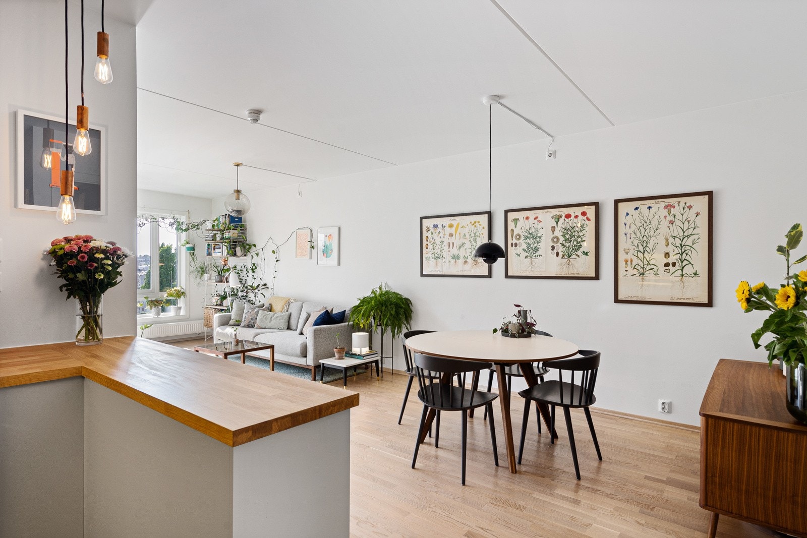 Lyse, tidsriktige farger på alle overflater og pen parkett på gulv. Galleribilde