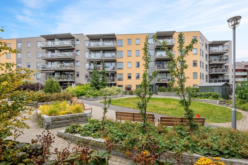 Tomten er pent opparbeidet med gangstier, utebelysning, plenarealer og annen fin beplantning. Galleribilde