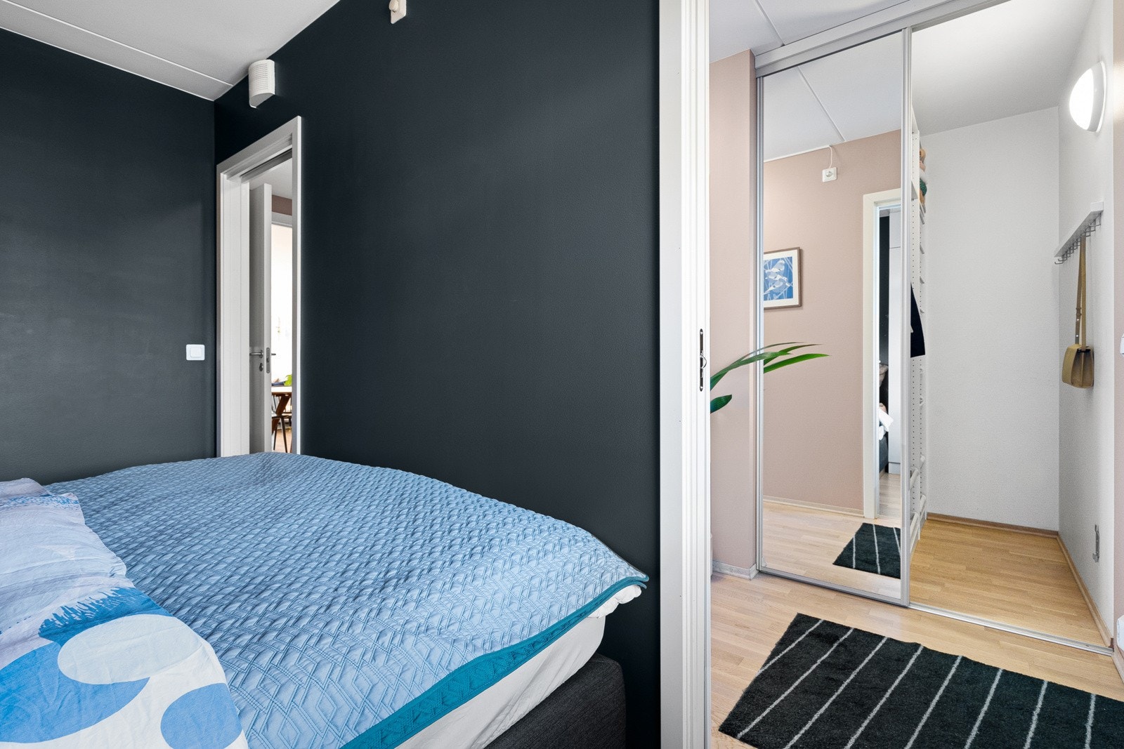 Soverom 1: To innganger som gjør rommet enkelt å møblere. Galleribilde