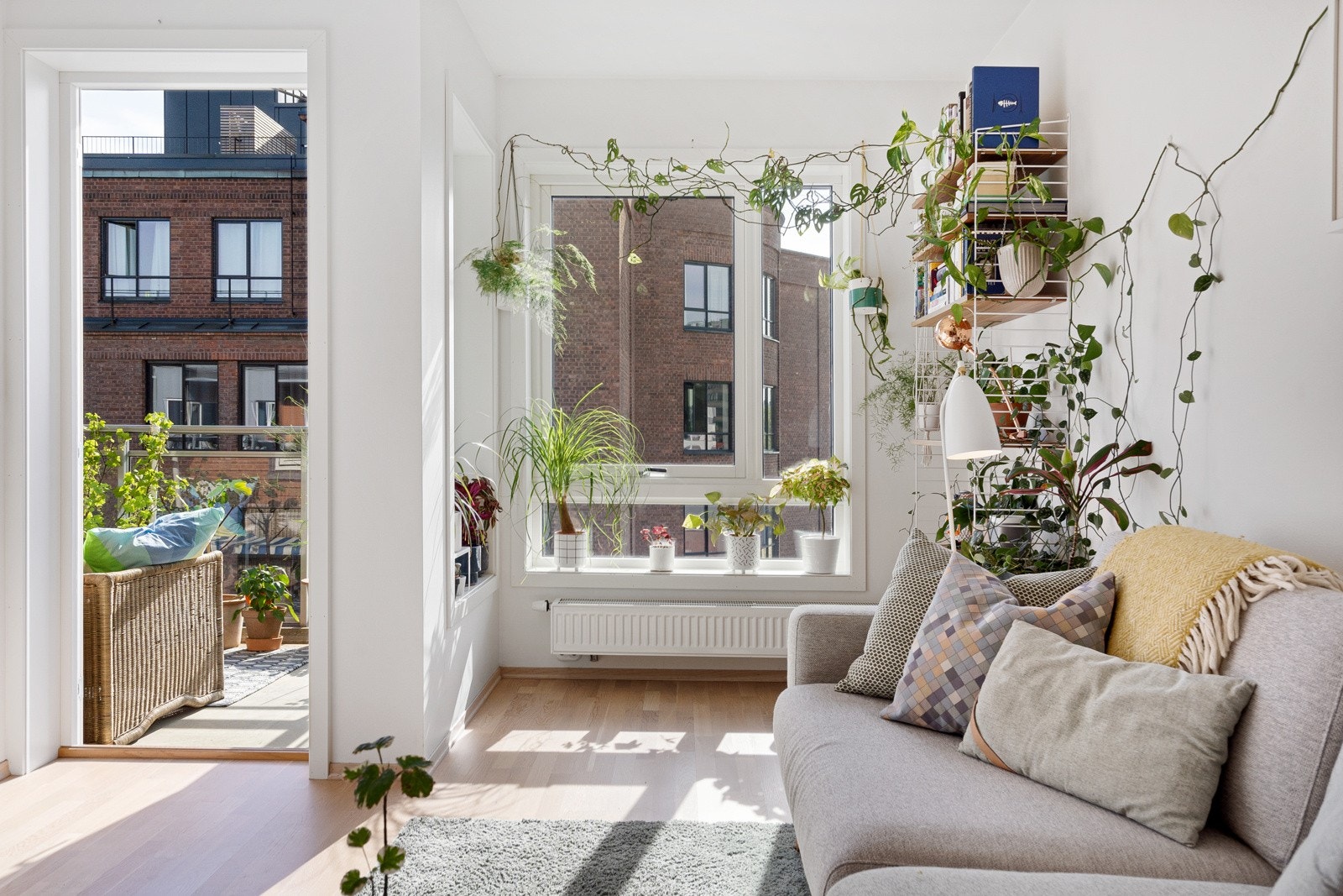 Store vindusflater og adkomst til balkong som gir gode innvendige lysforhold og en luftig romfølelse. Stue/balkongsiden av leiligheten ligger ut mot rolig gatetun. Galleribilde