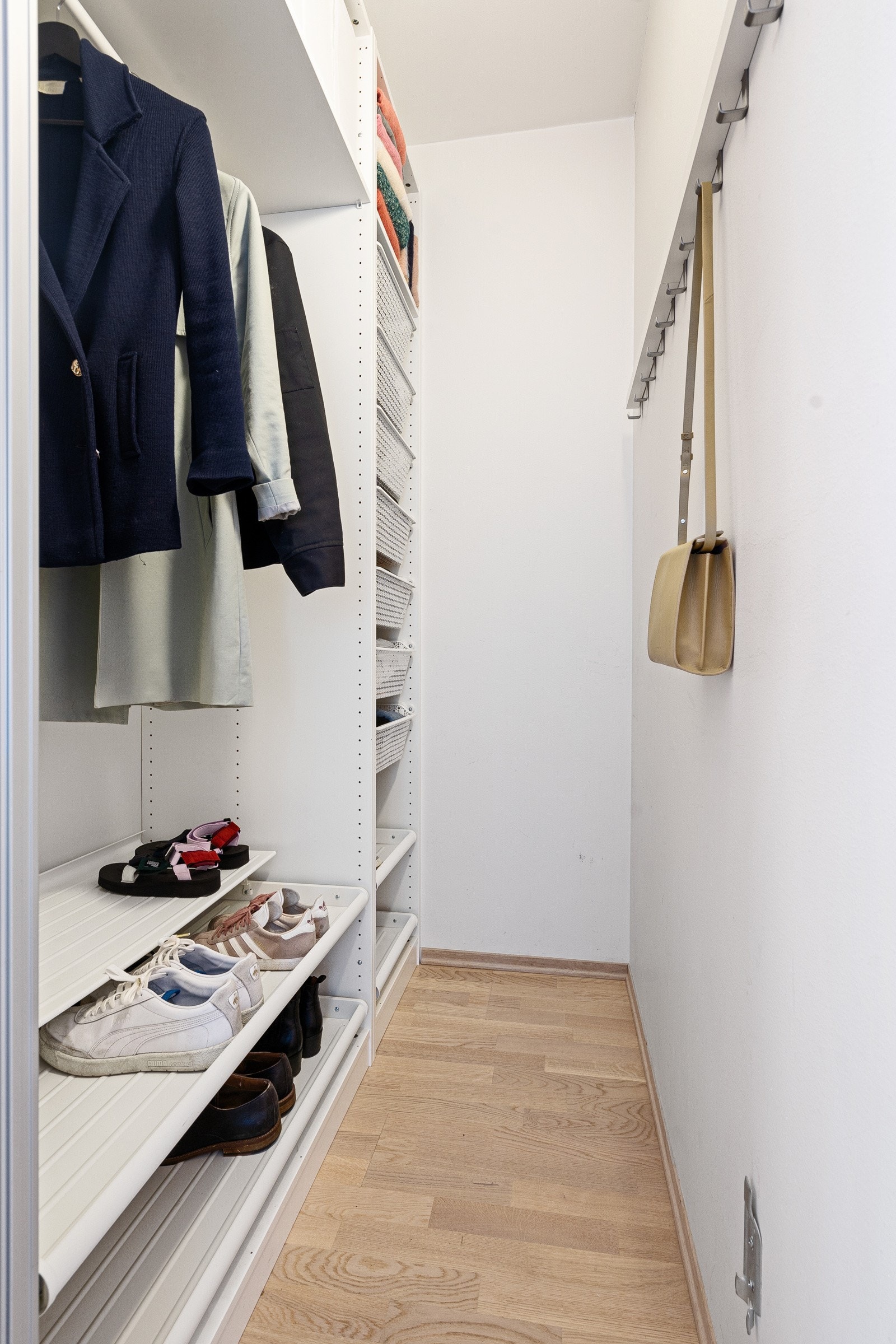 Fra entréen er det adkomst til et meget praktisk walk-in-closet. Innredning med hyller, skuffer og kleshengerstativ. Galleribilde