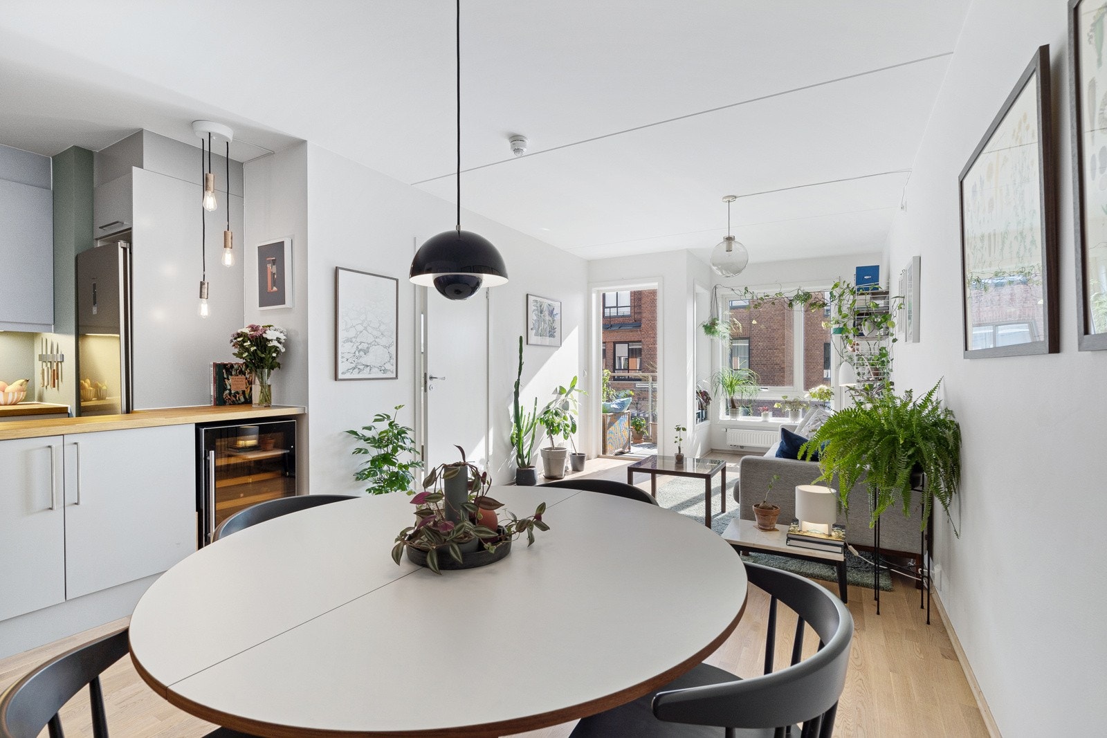 Lave fellesutgifter på kr 1 696,- med bl.a. varmtvann og oppvarming ved fjernvarme, samt fibernett fra Lynet er inkludert. Galleribilde