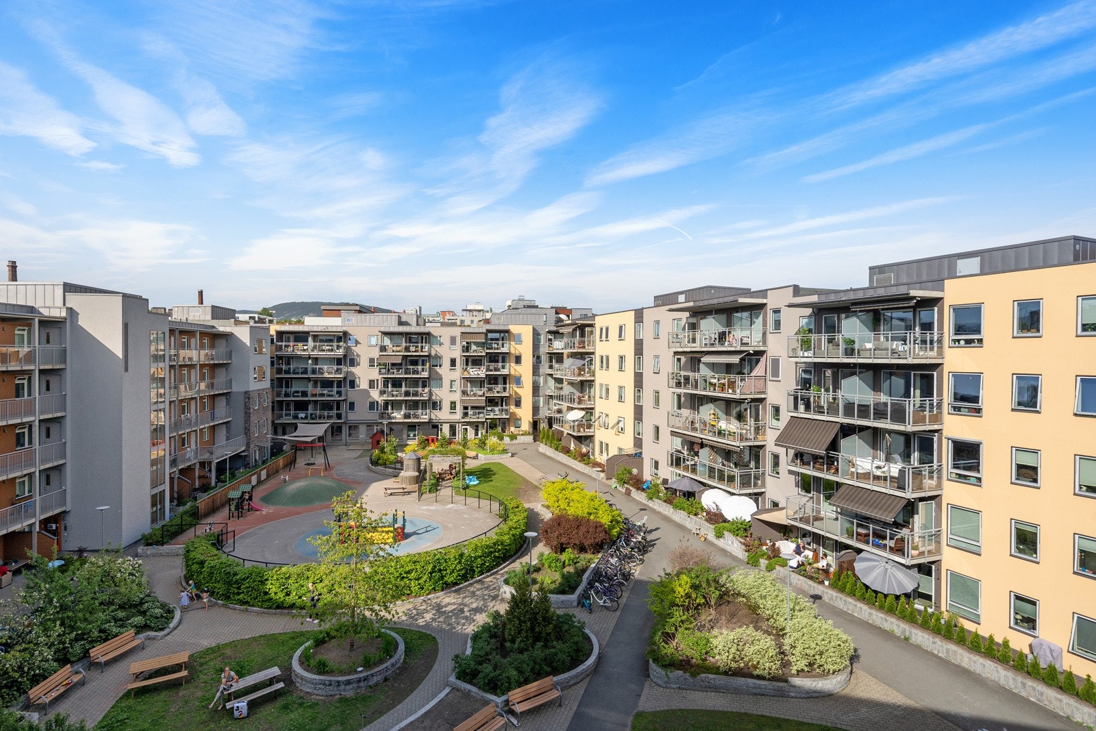 Stort og flott gårdsrom som er godt skjermet fra trafikk og støy. Galleribilde