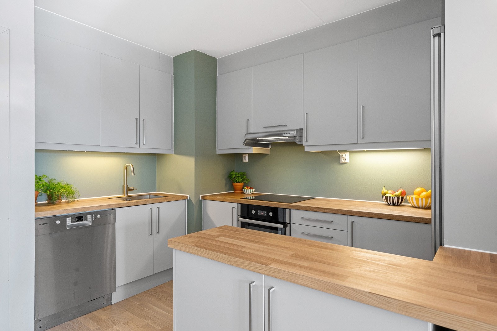 Kjøkkenet er utstyrt med hvitevarer som følger med; oppvaskmaskin, stekeovn, platetopp, kjøleskap med fryser og vinskap. Galleribilde