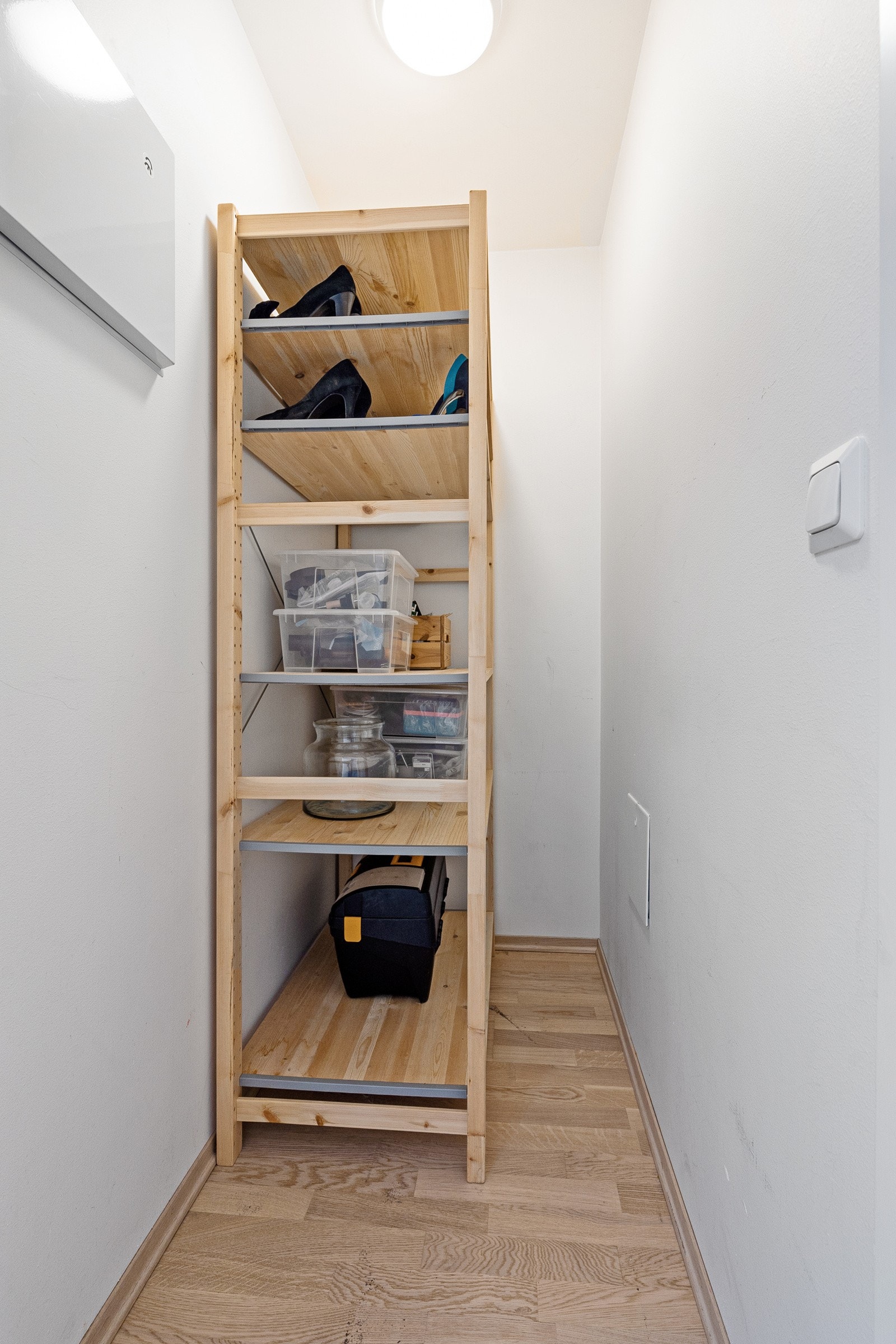 Det er også adkomst til en innvendig bod med ekstra lagringsplass. I tillegg disponerer leiligheten en romslig kjellerbod. Galleribilde